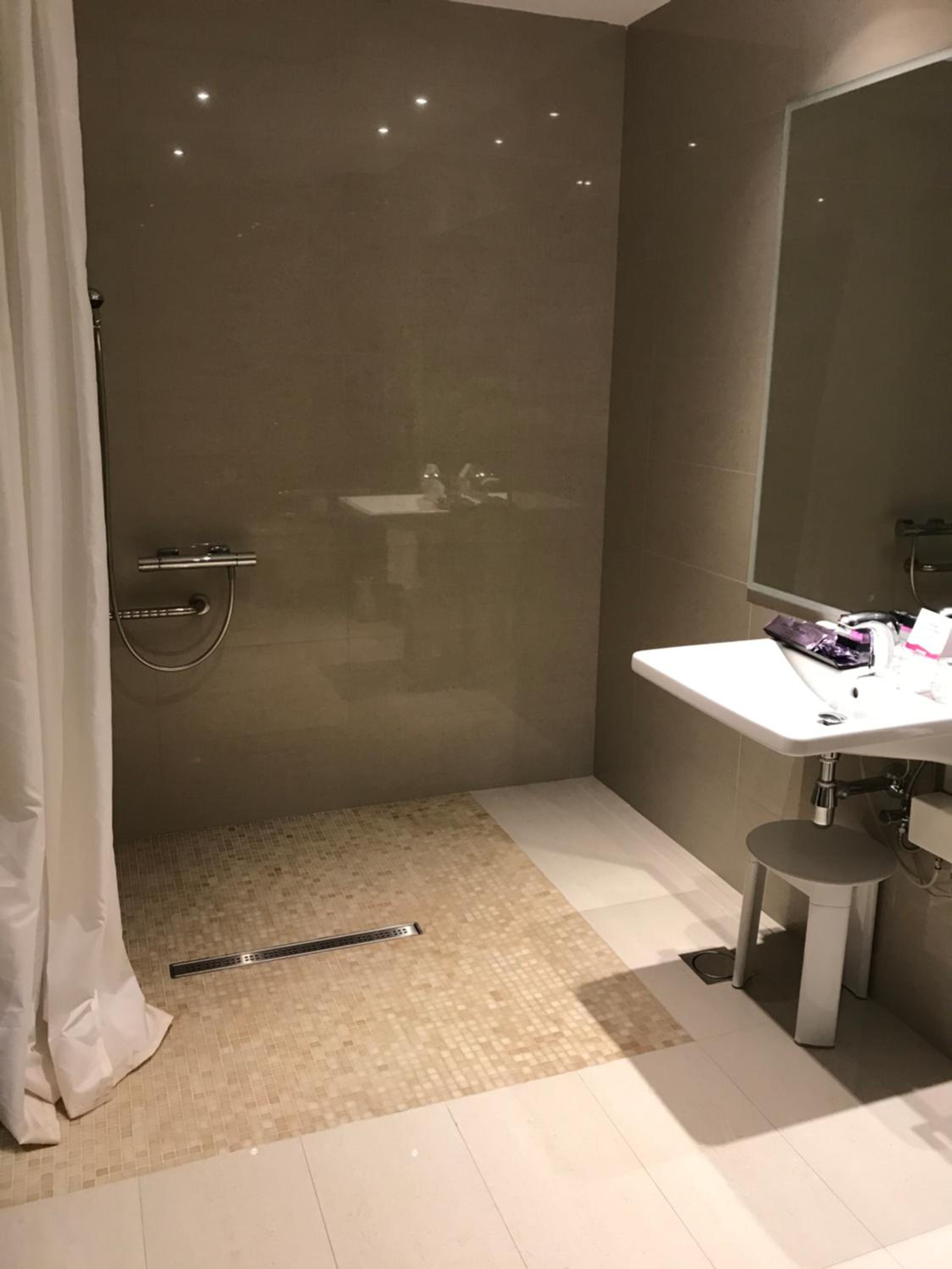 Queen Room - Disability Access - Photo 4