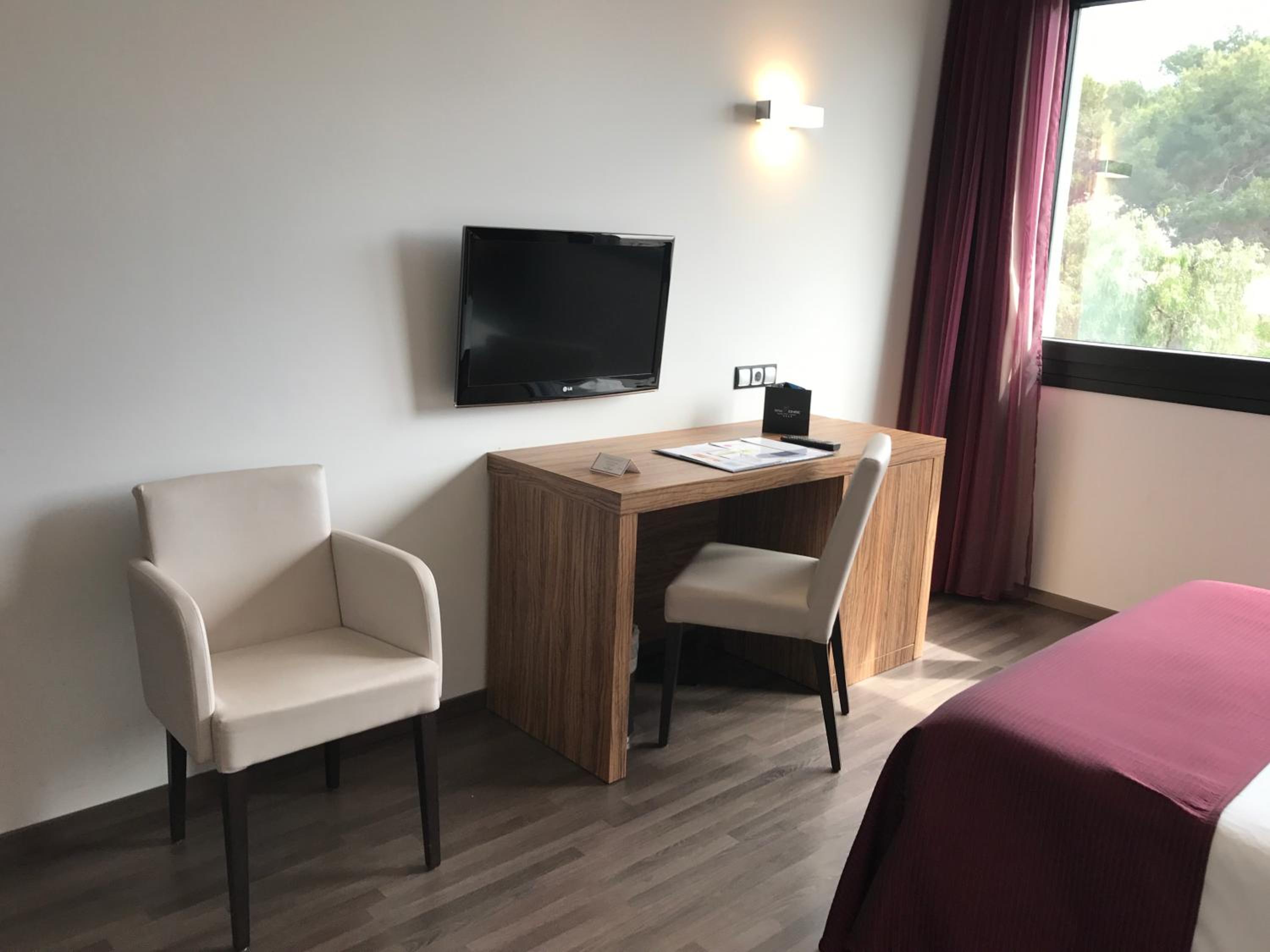 Queen Room - Disability Access - Photo 3