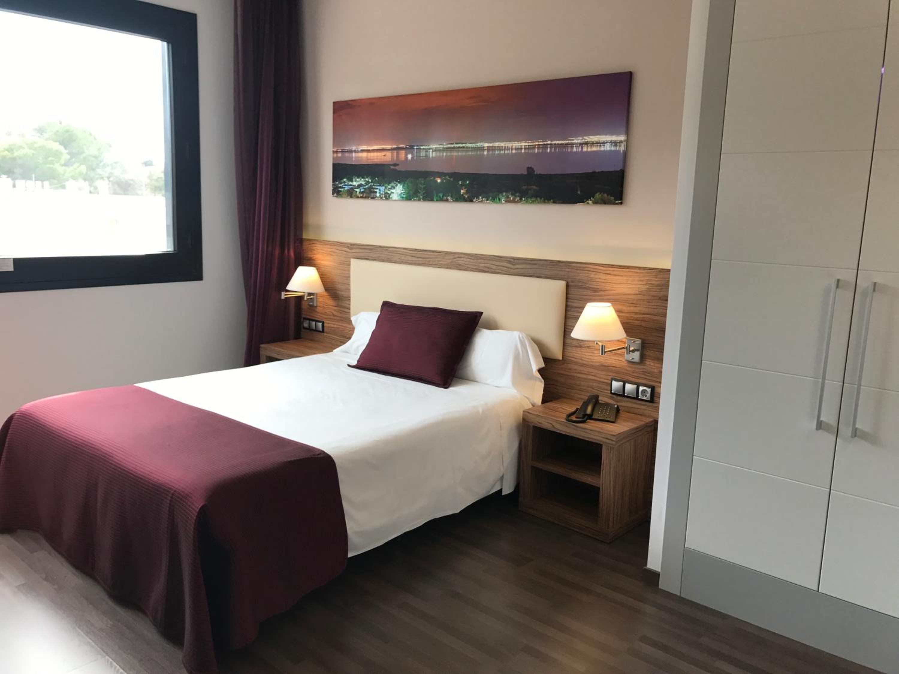 Queen Room - Disability Access - Photo 1