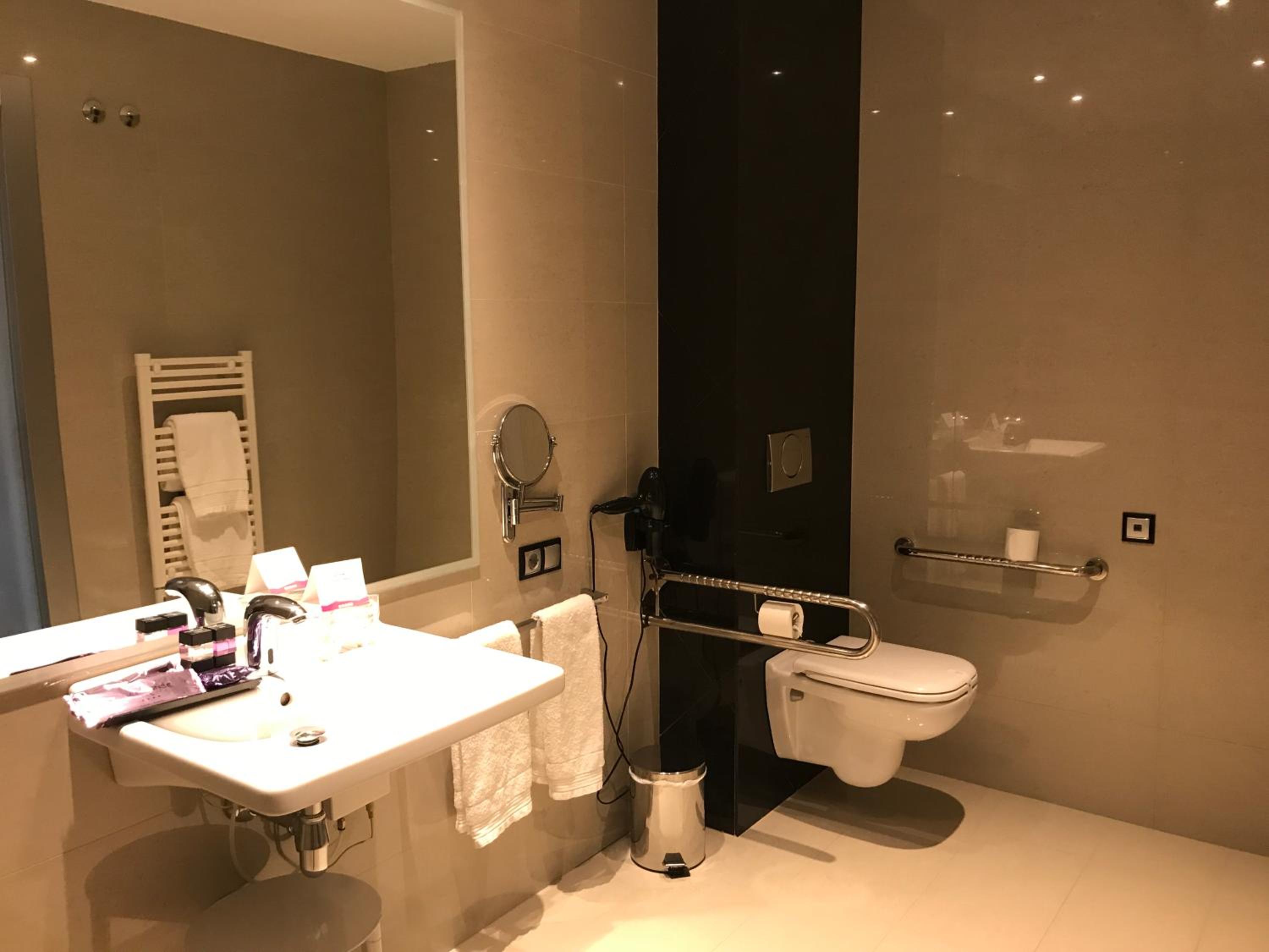 Queen Room - Disability Access - Photo 5