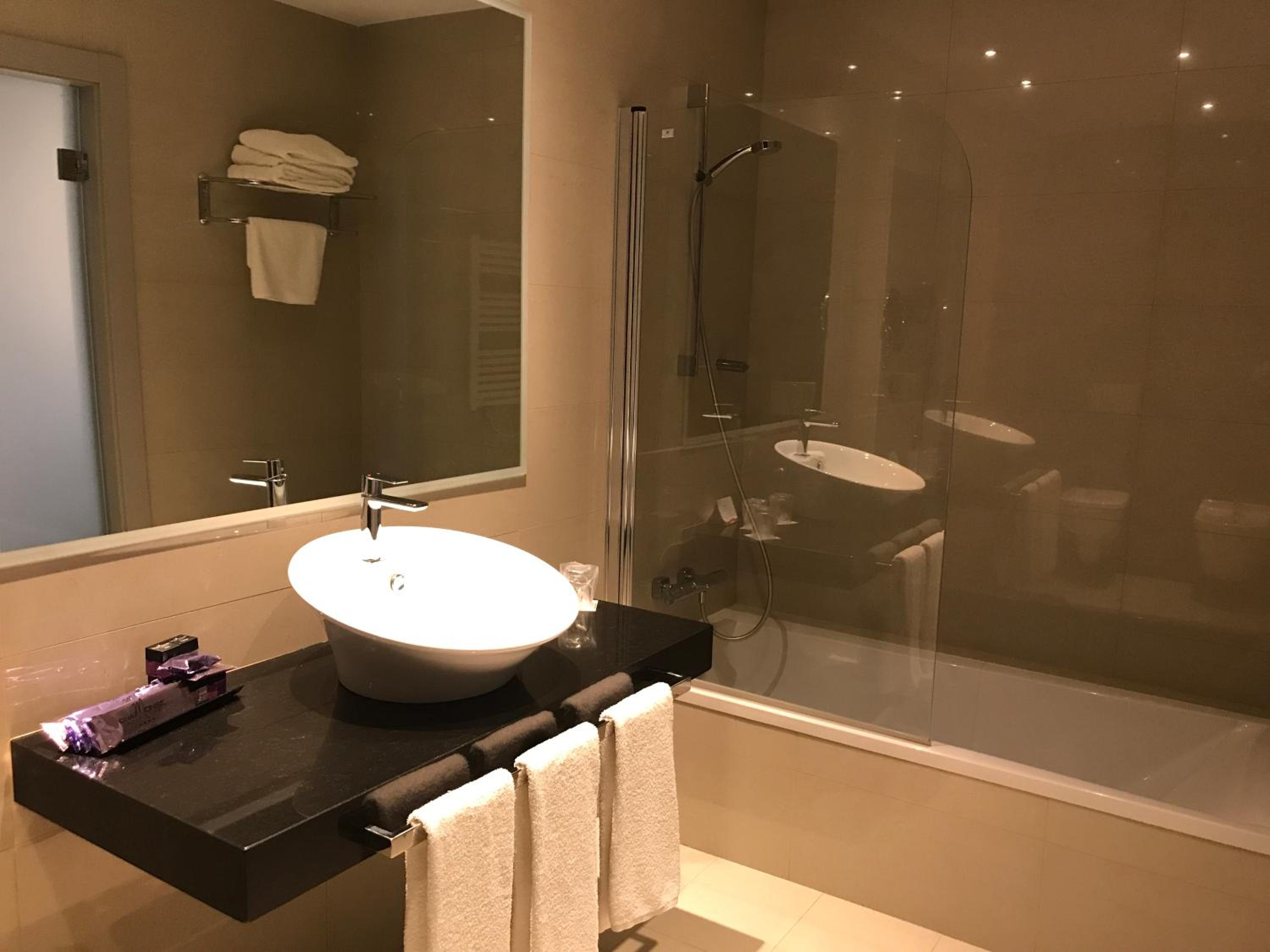 Triple Room with Lake View - Photo 3