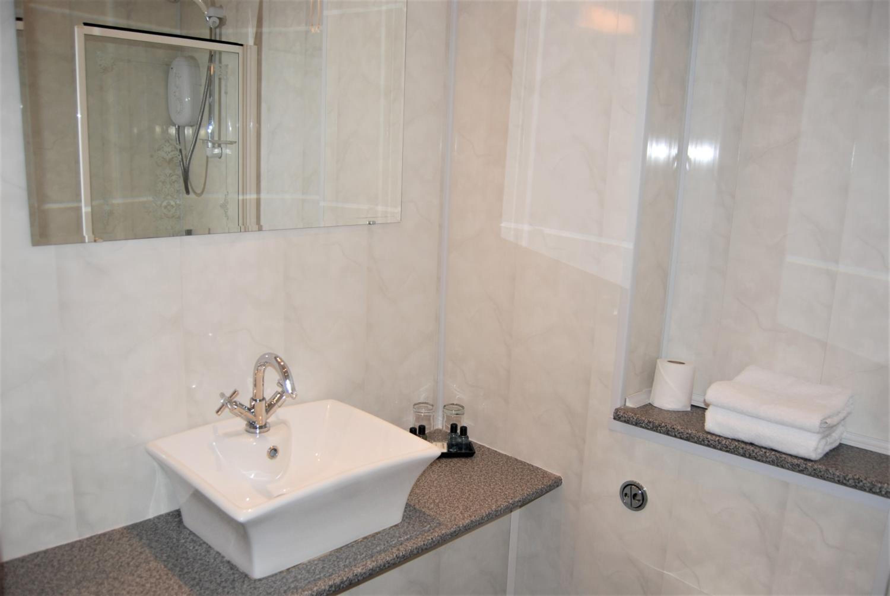 Twin Room with Sea View and Balcony - Photo 3