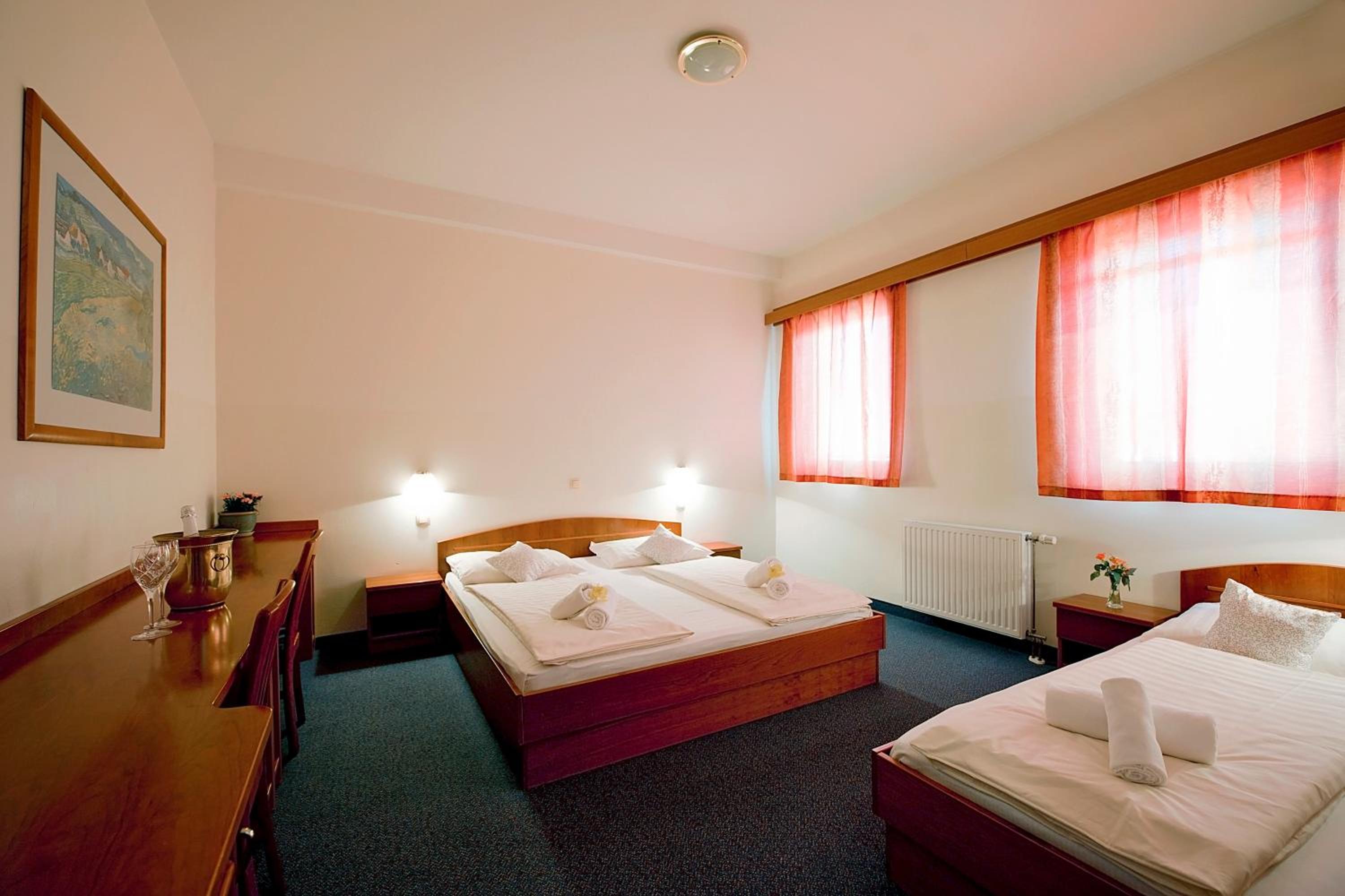 Triple Room - Photo 9