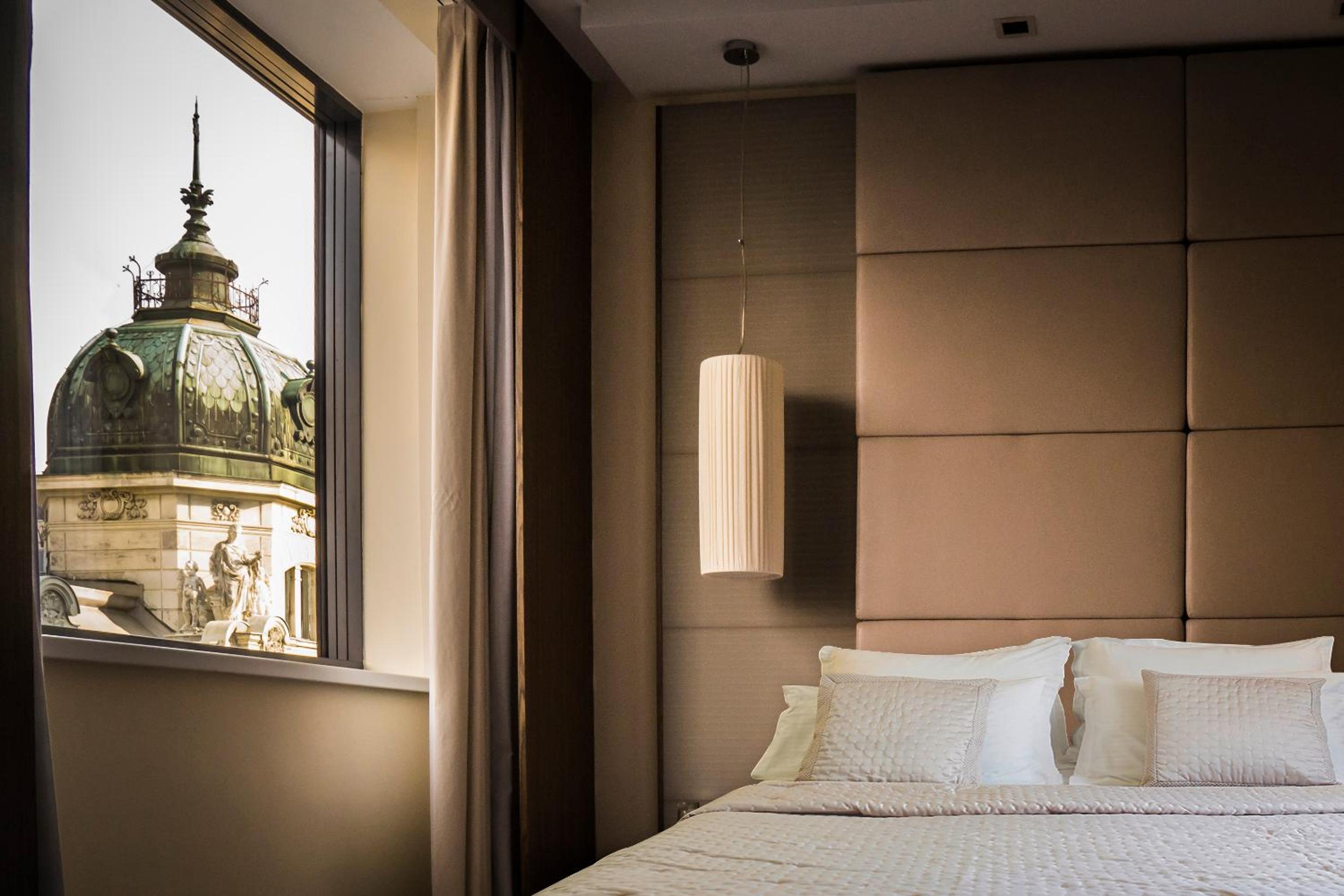 Bed & Sleeping Area