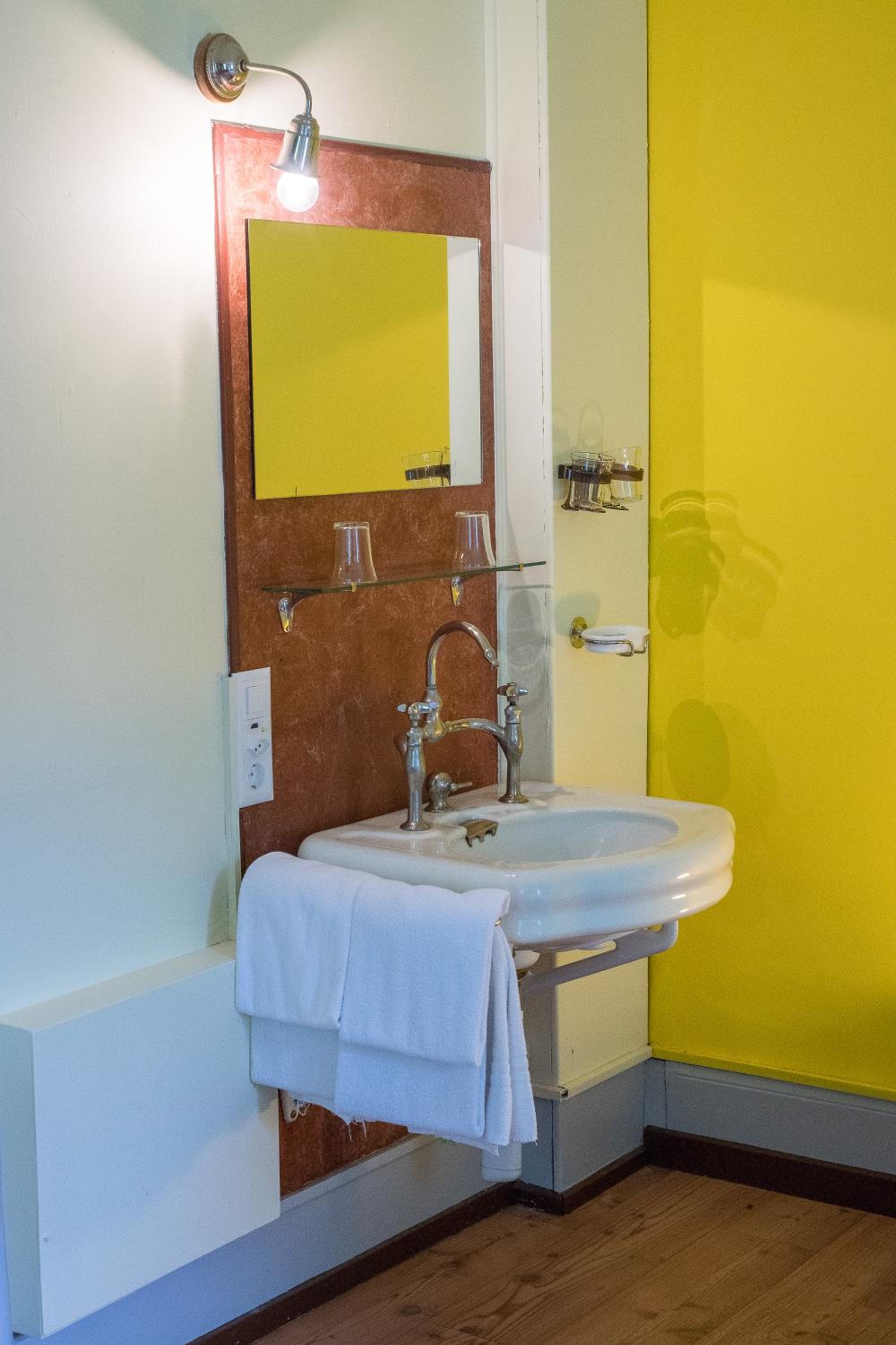 Double Room with Shared Bathroom photo 2