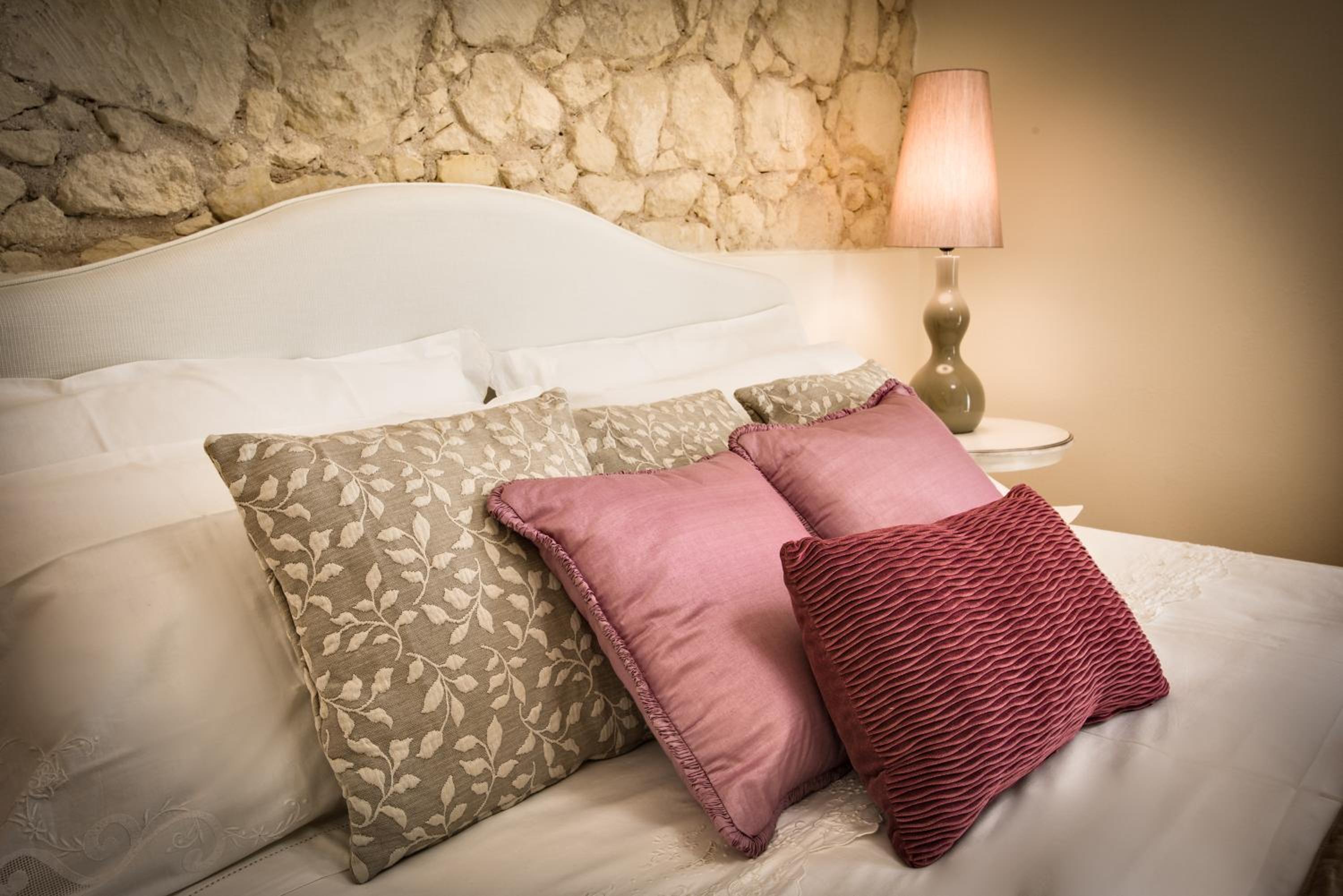 Deluxe King Room - Photo 2