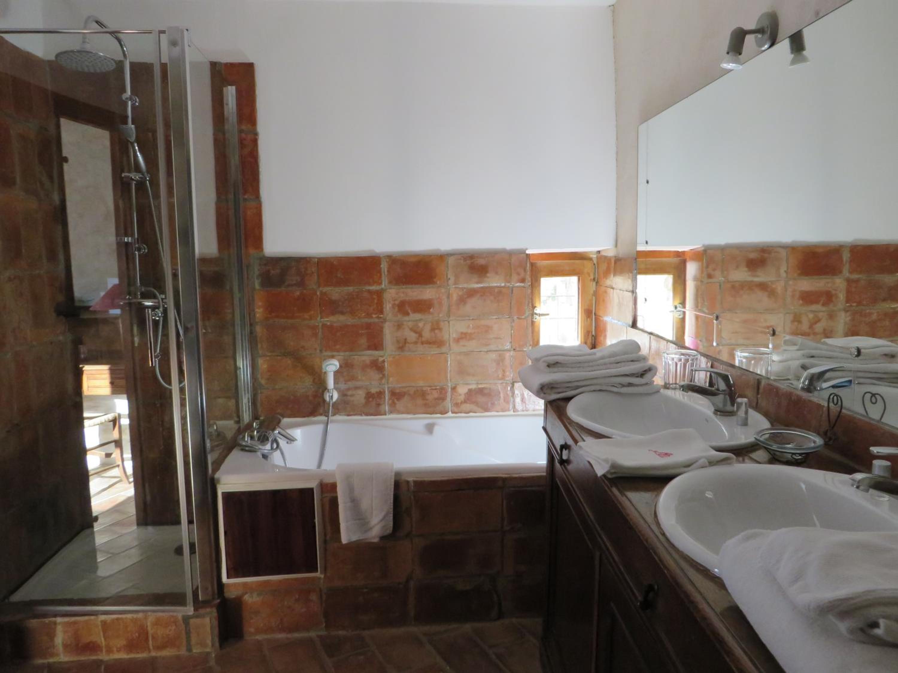 Four-Bedroom House with Private Pool photo 2
