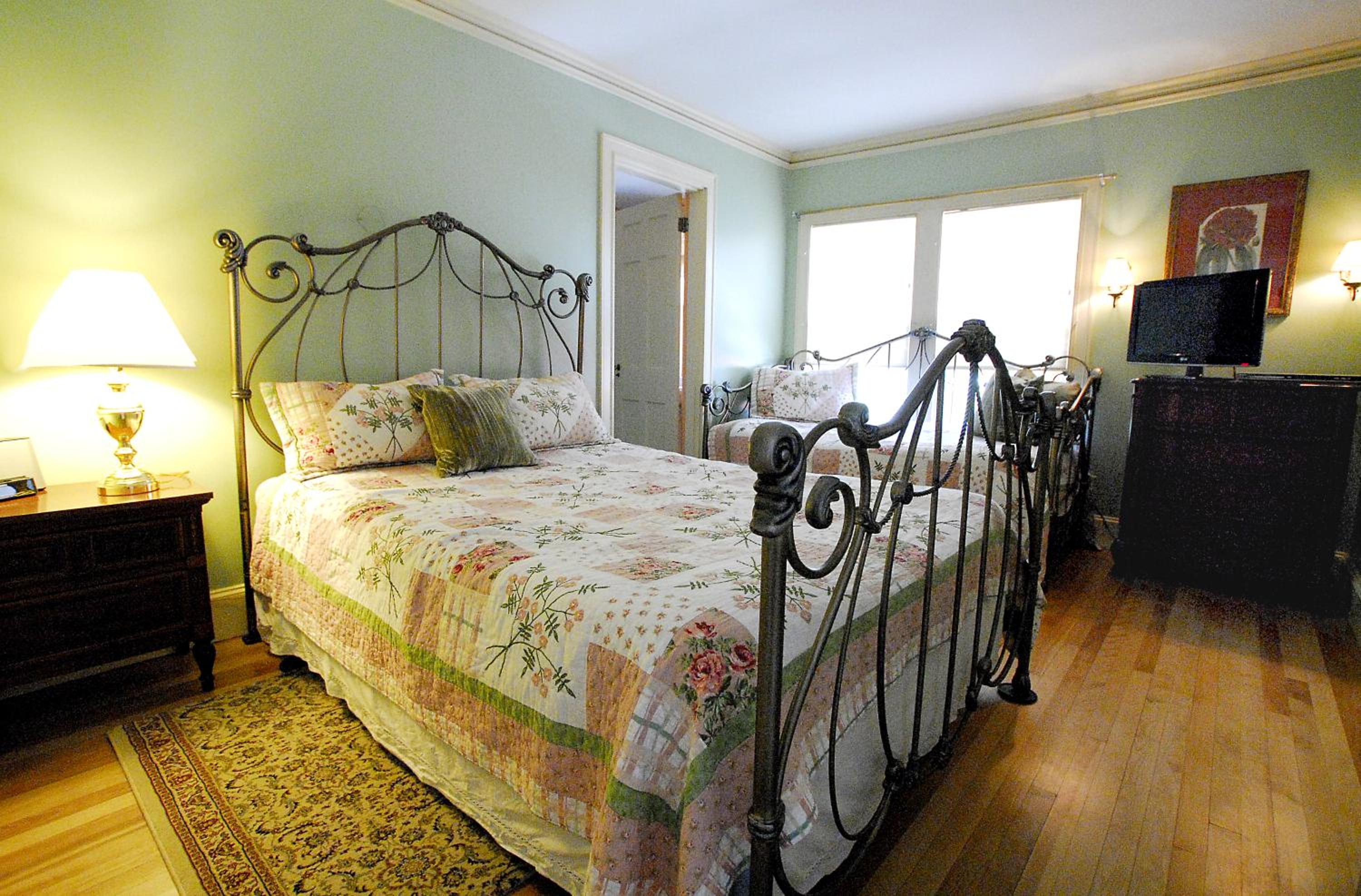 Standard Queen Room photo 1
