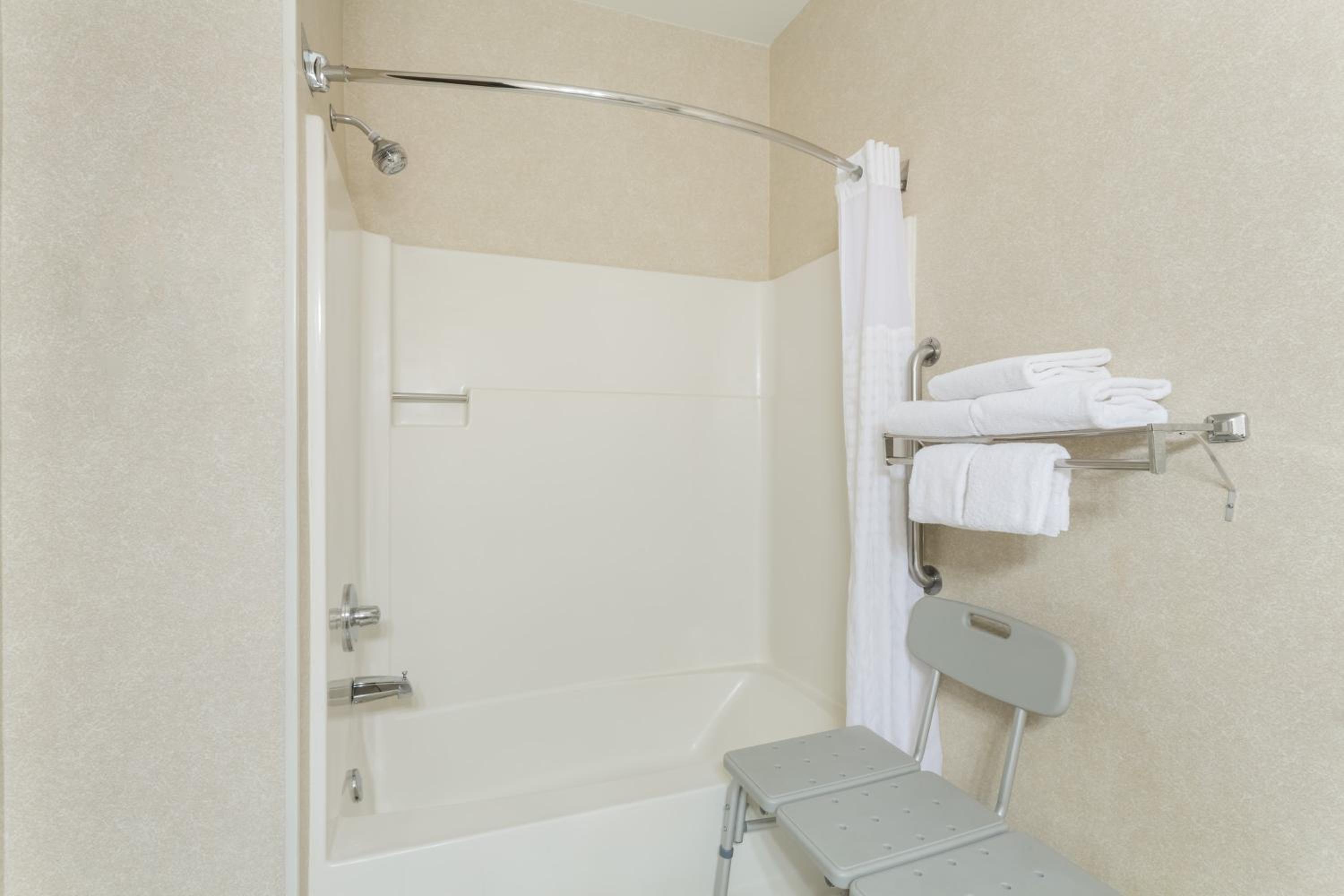 Queen Room - Accessible/Non-Smoking photo 3