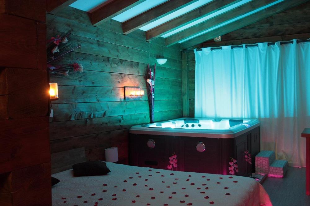 Suite with Hot Tub photo 3