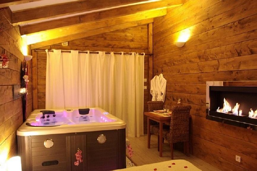Suite with Hot Tub photo 2