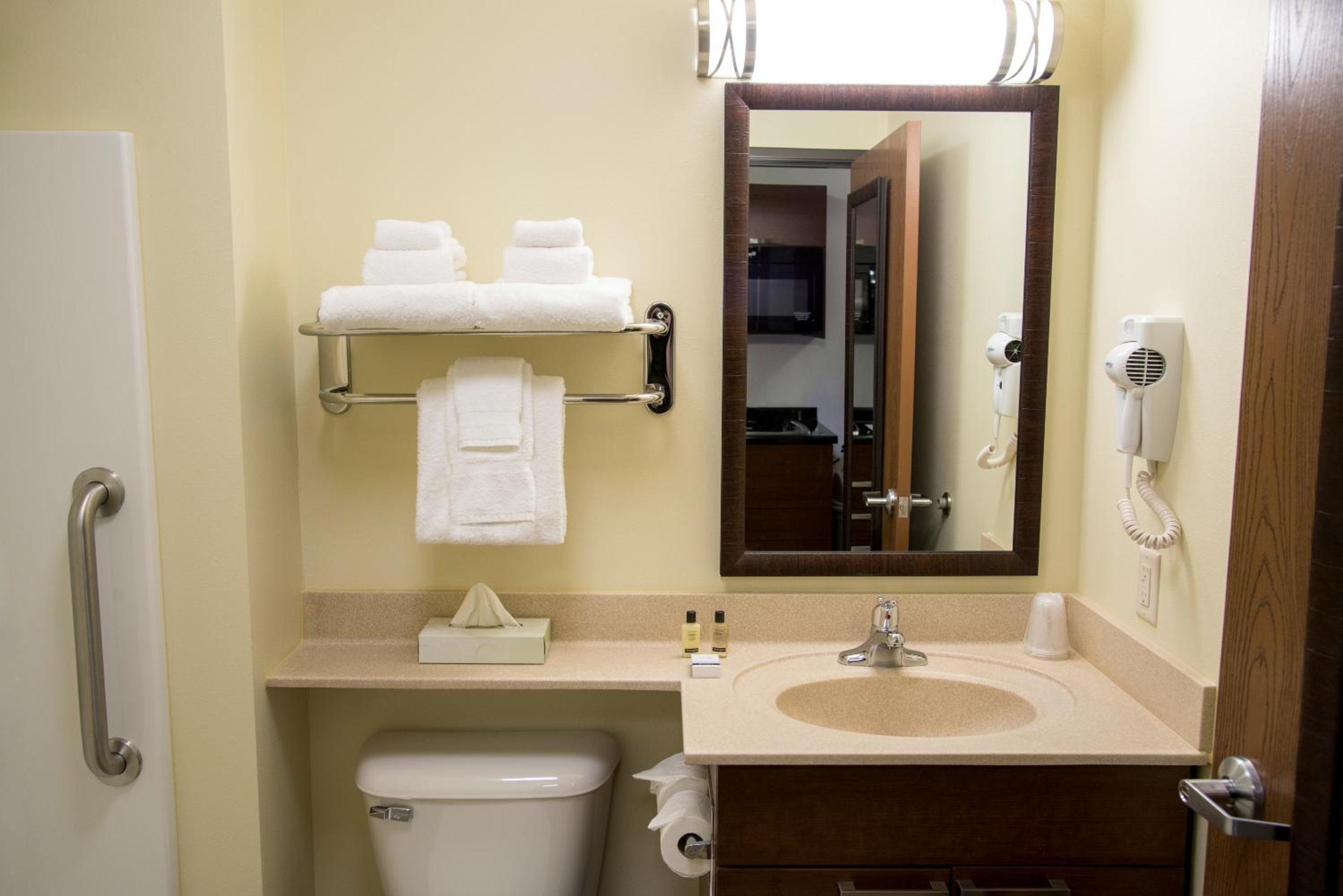 Queen Room - Mobility Accessible photo 3