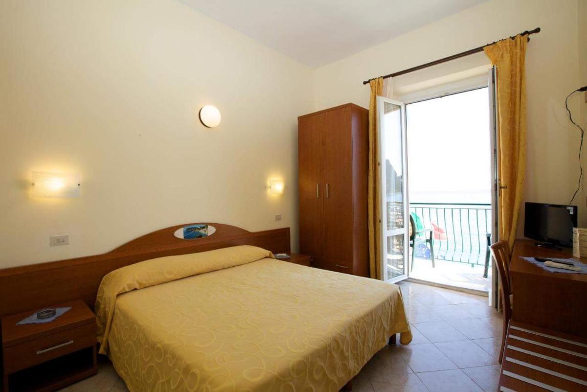 Double Room with Balcony and Sea View photo 3