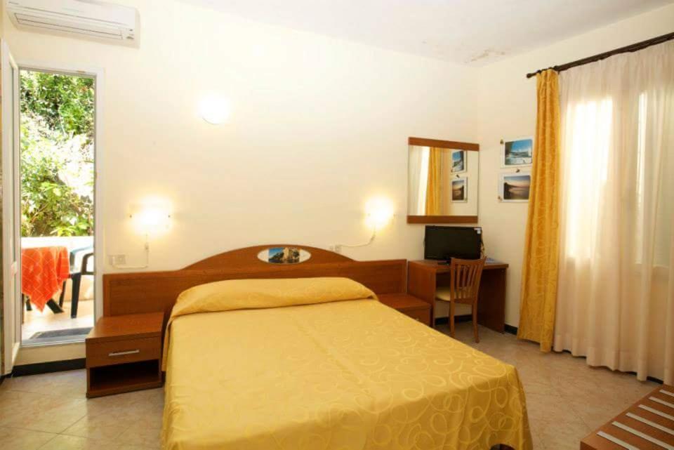 Double or Twin Room with Garden View photo 2