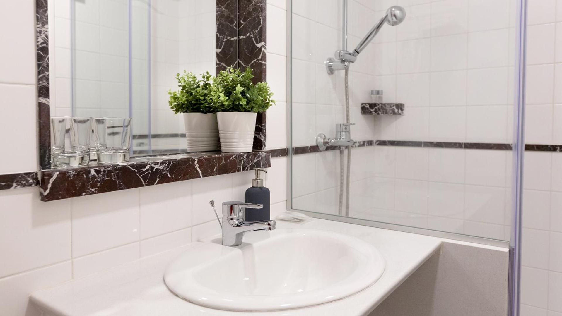 Double Room with Private Bathroom - Photo 14