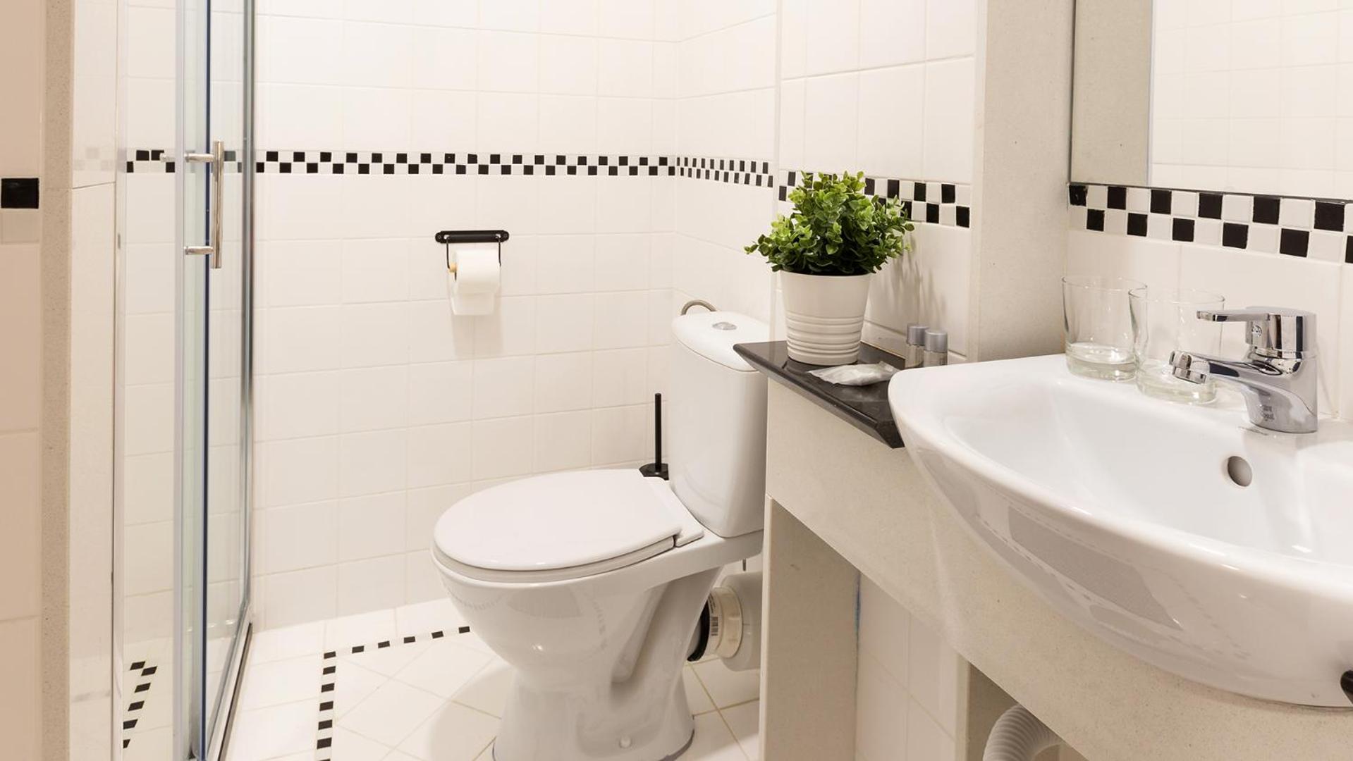 Double Room with Private Bathroom - Photo 8
