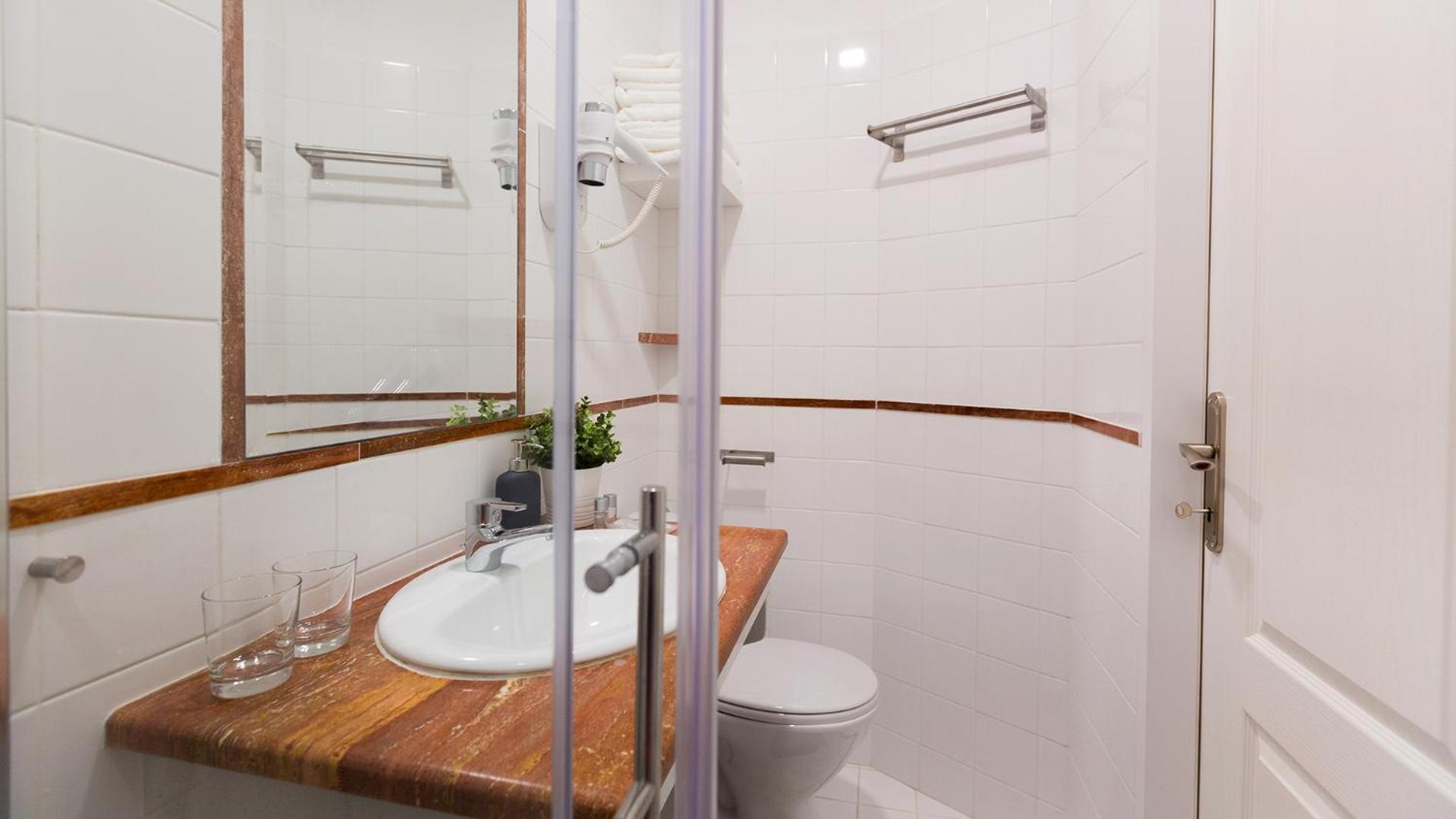 Double Room with Private Bathroom - Photo 22
