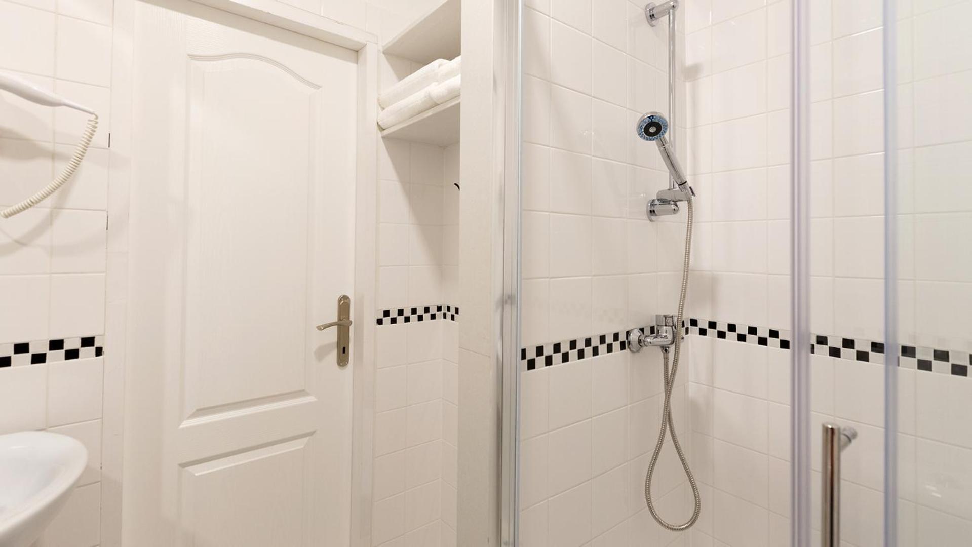 Double Room with Private Bathroom - Photo 24