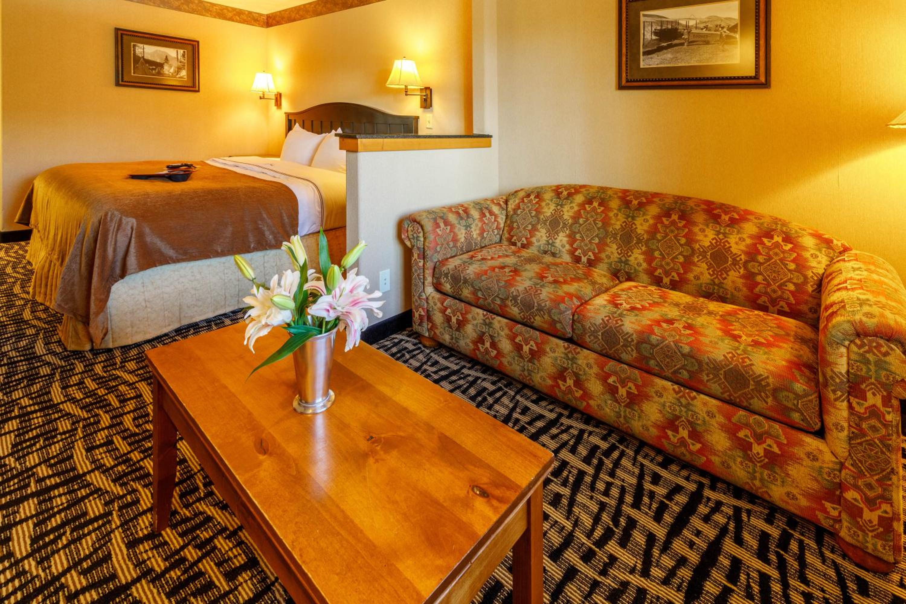 King Suite with Fireplace - Photo 6