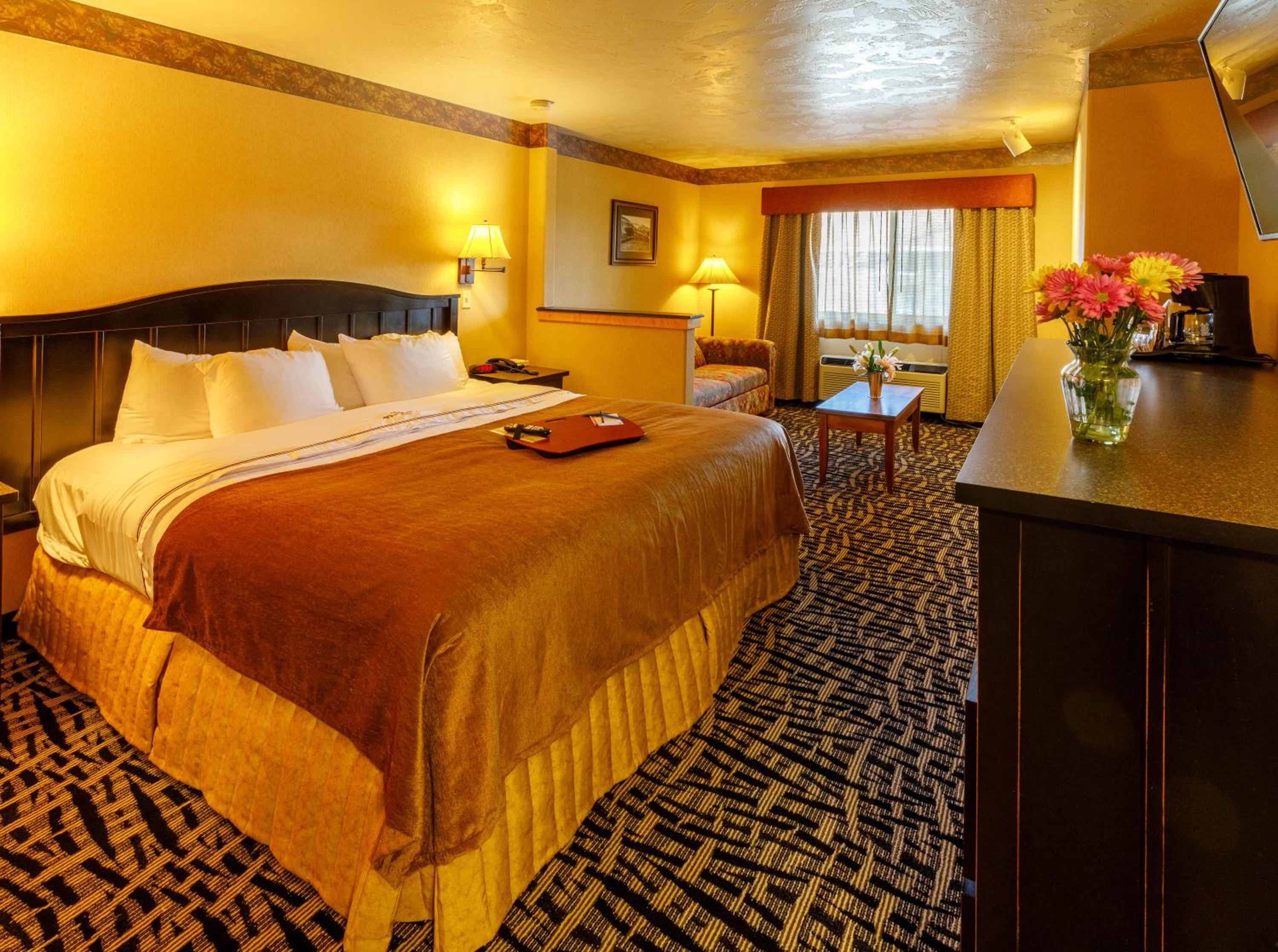 King Suite with Fireplace - Photo 7