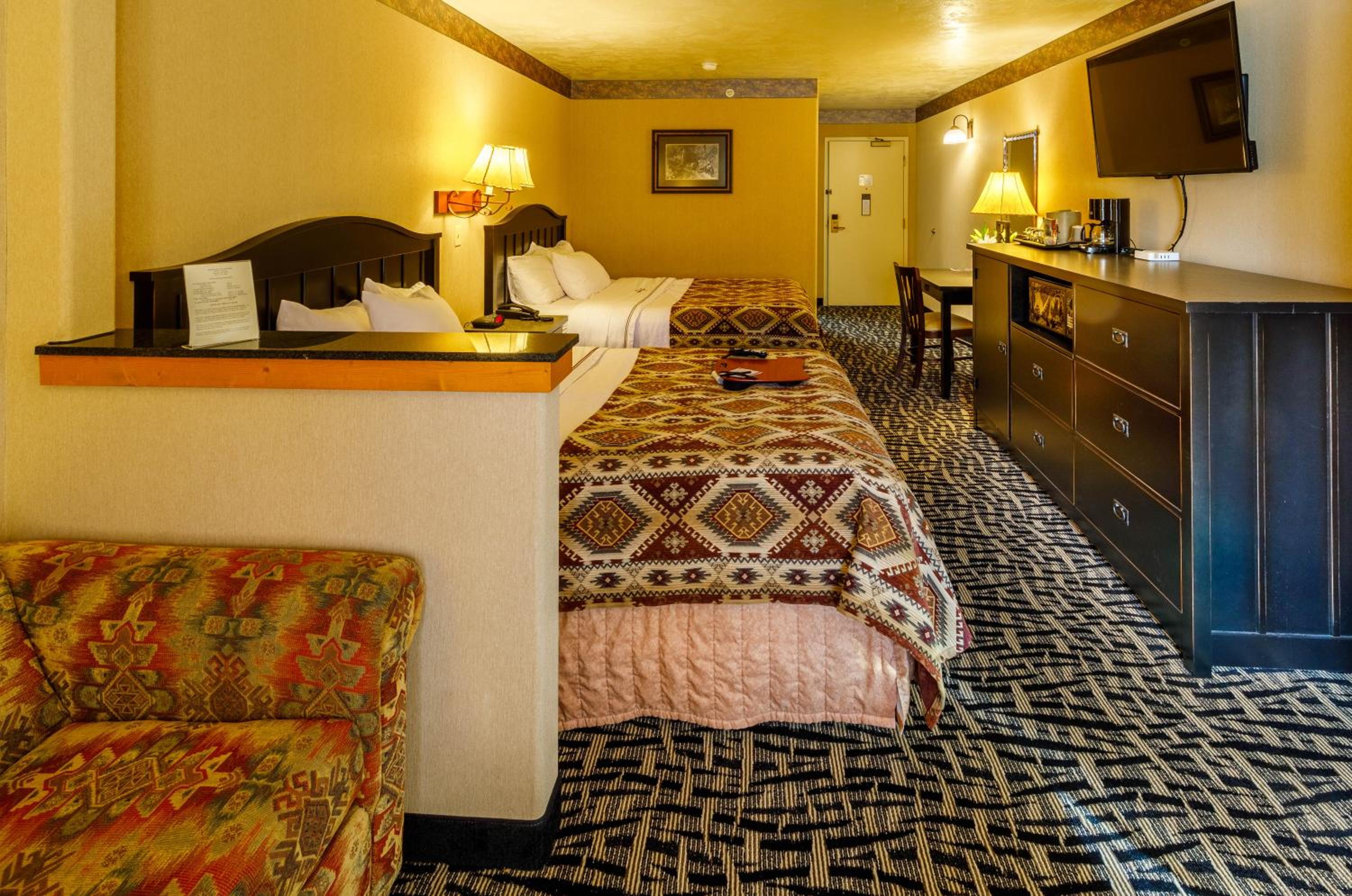 Queen Suite with Two Queen Beds and Fireplace - Photo 4