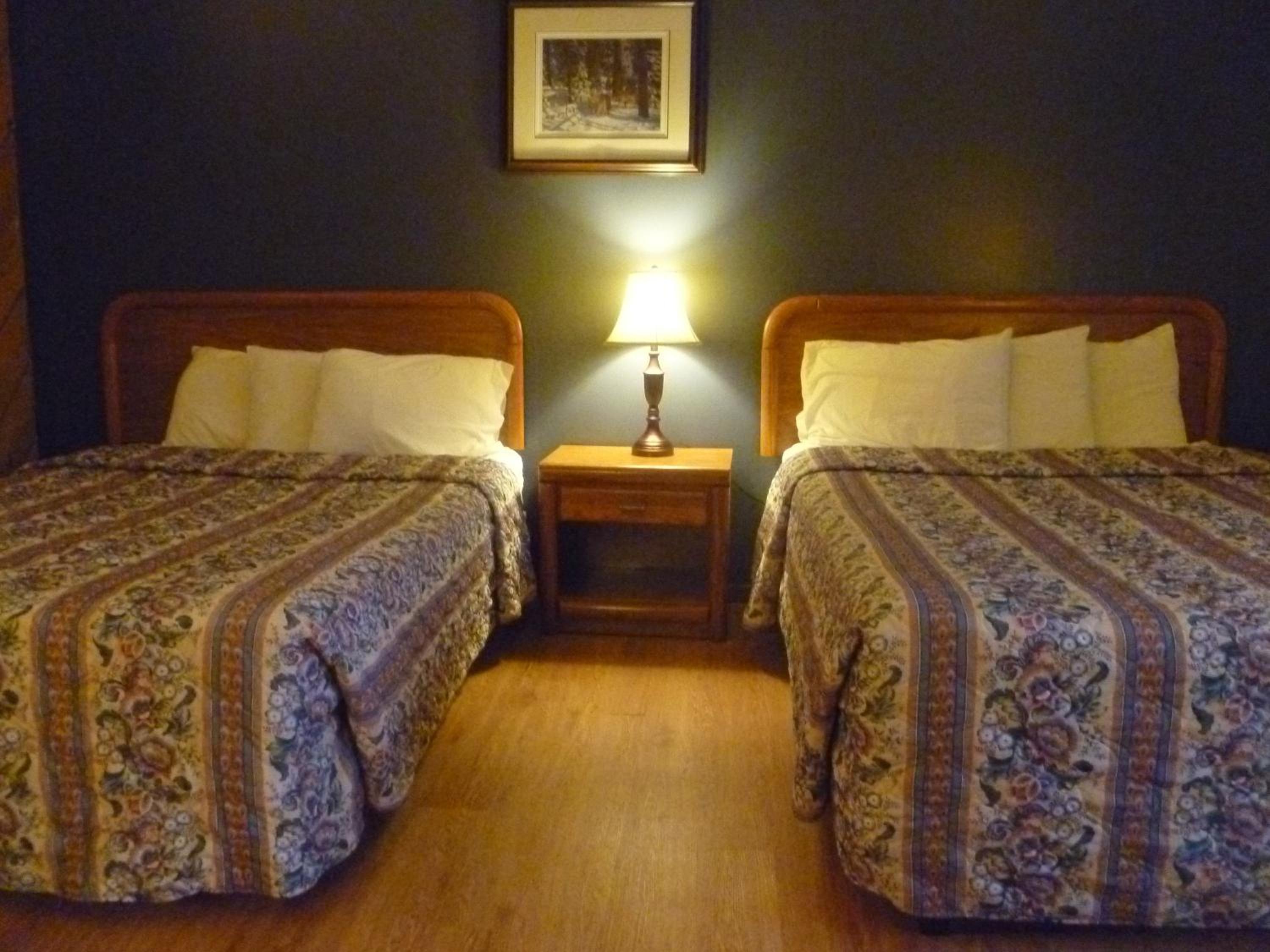 Queen Room With Two Queen Beds - Non-Smoking photo 3