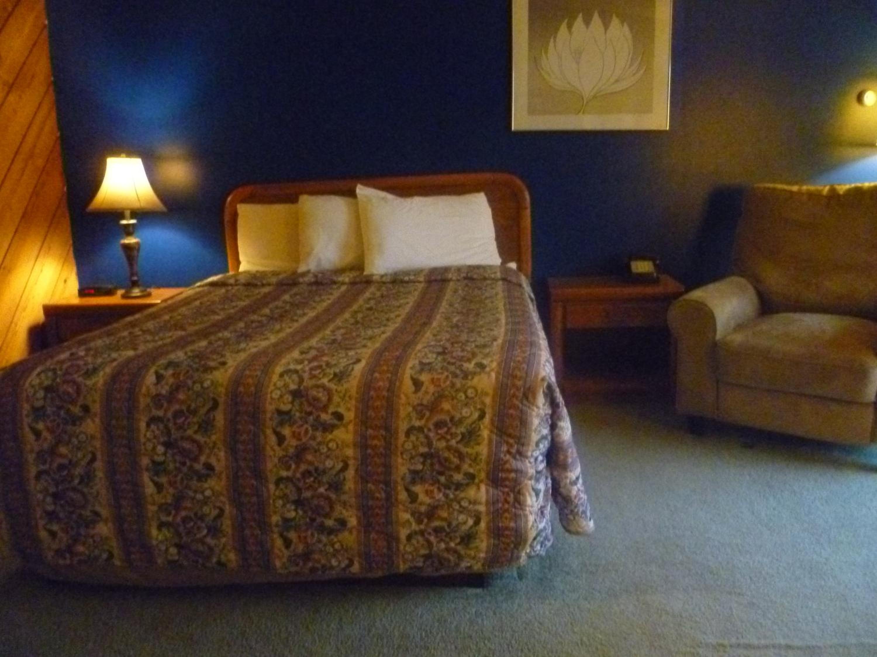 Queen Room - Non-Smoking photo 3