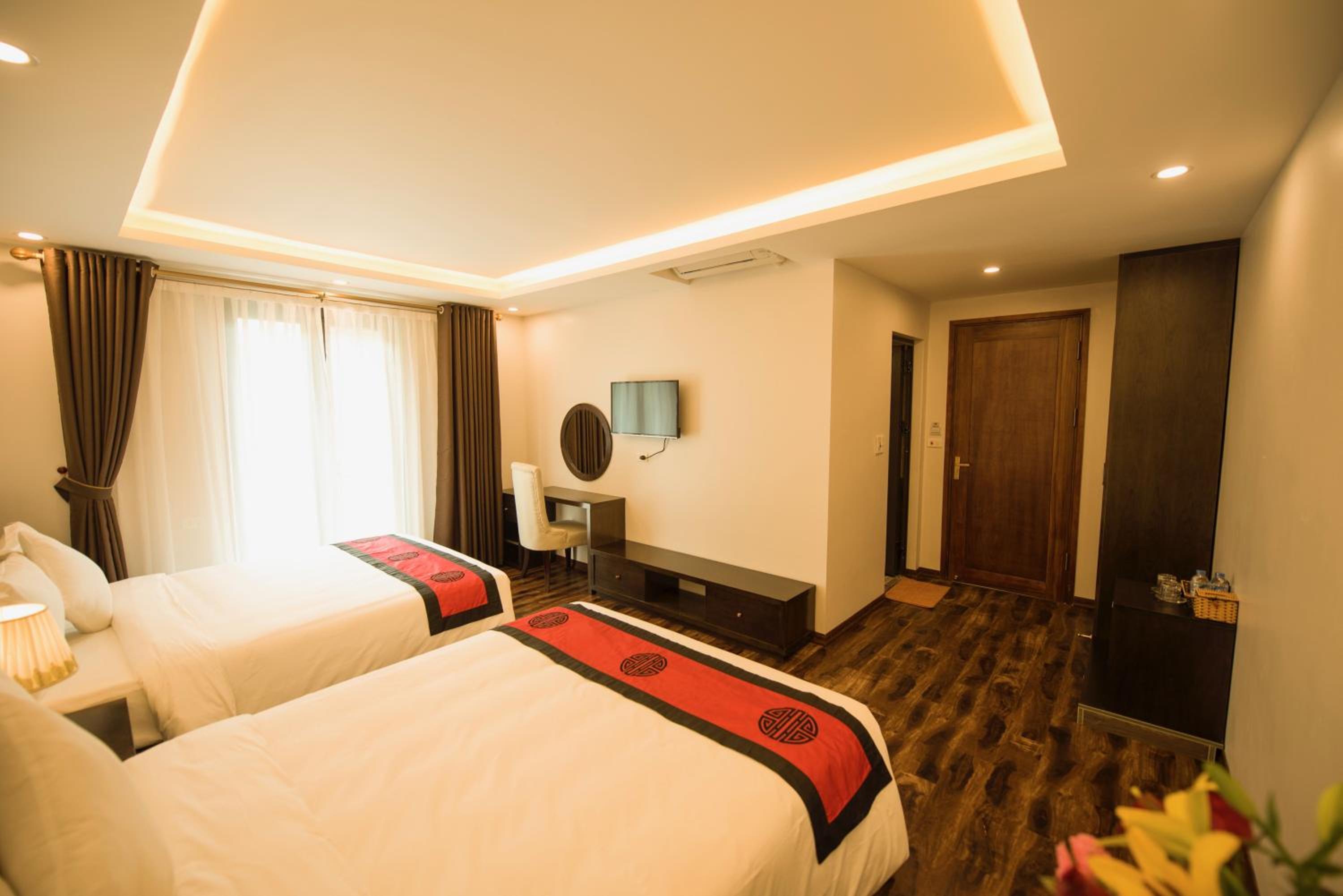 Deluxe Queen Room with Two Queen Beds photo 2