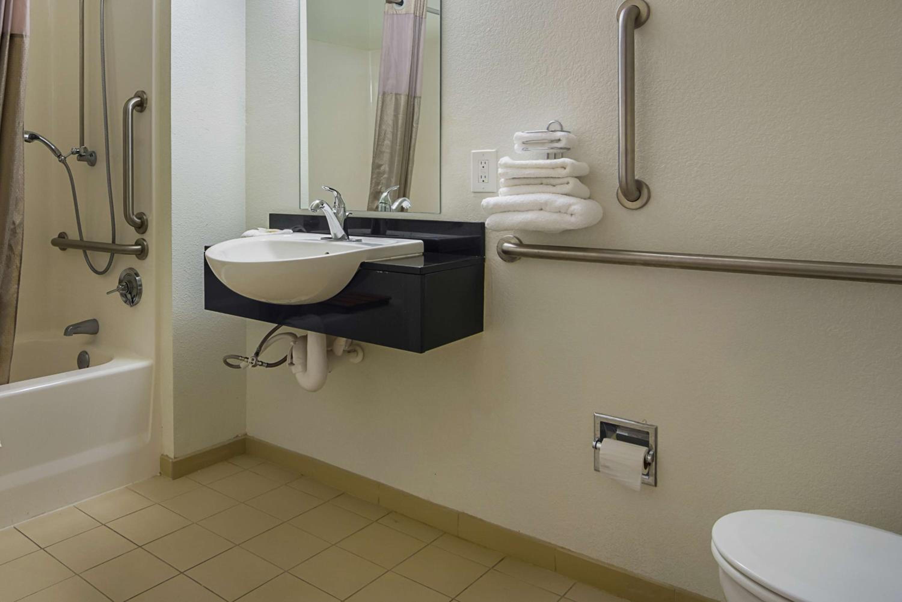 Quadruple Room - Disability Access - Photo 3