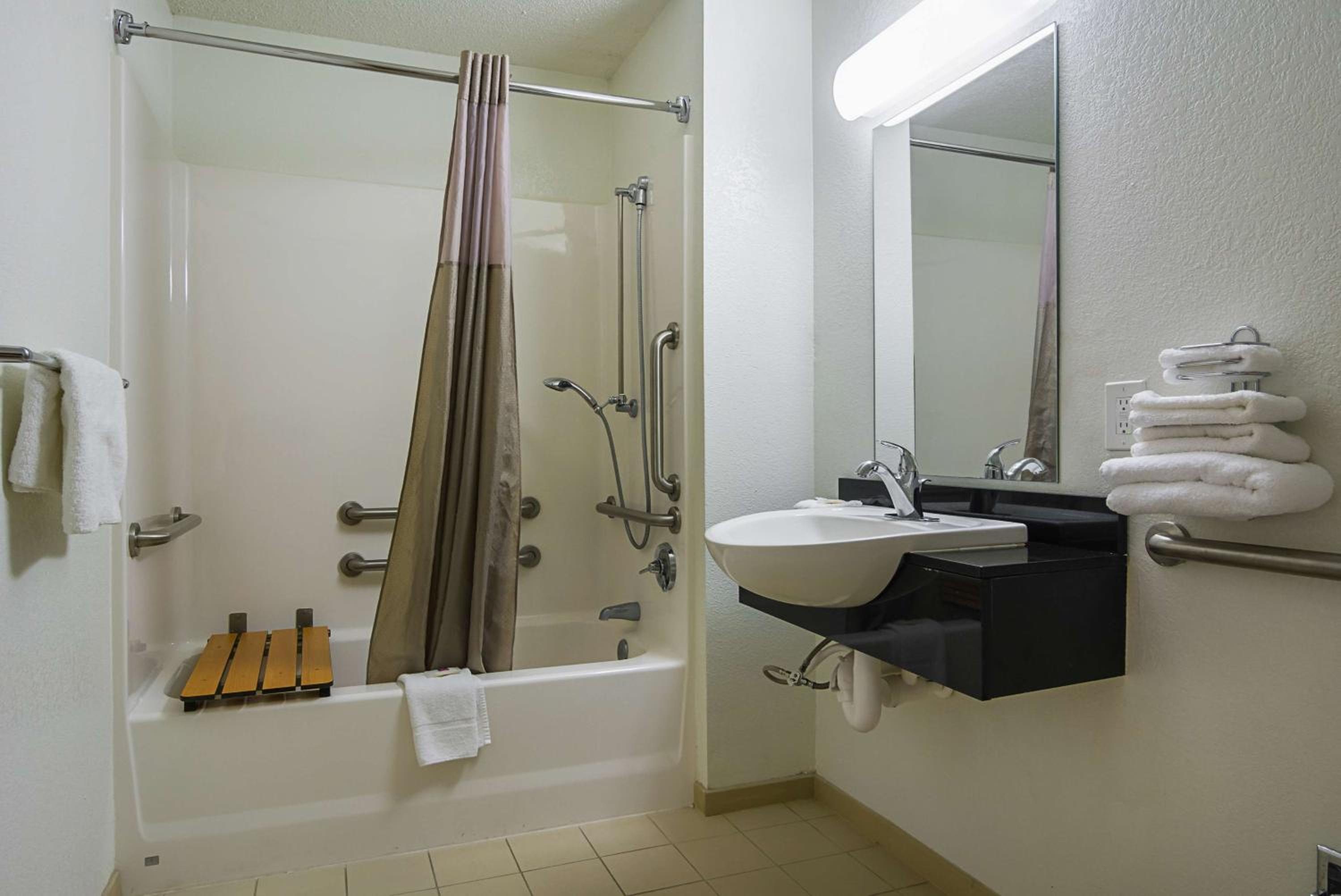 Quadruple Room - Disability Access - Photo 4