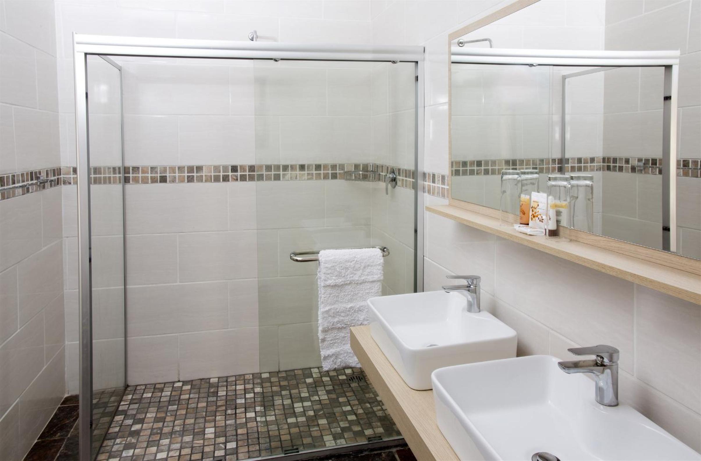 One-Bedroom Suite - Photo 4
