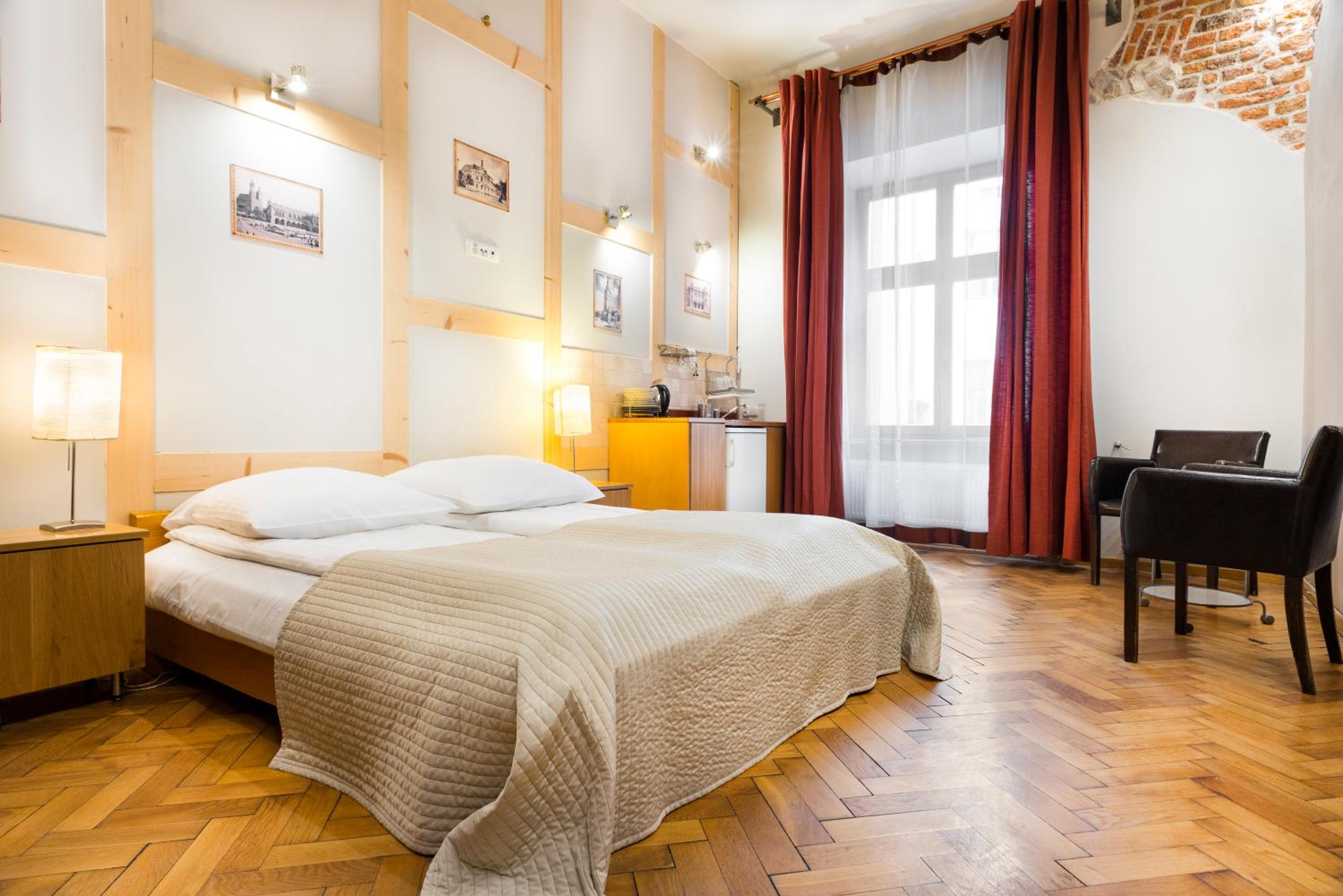 One-Bedroom Apartment - Photo 2