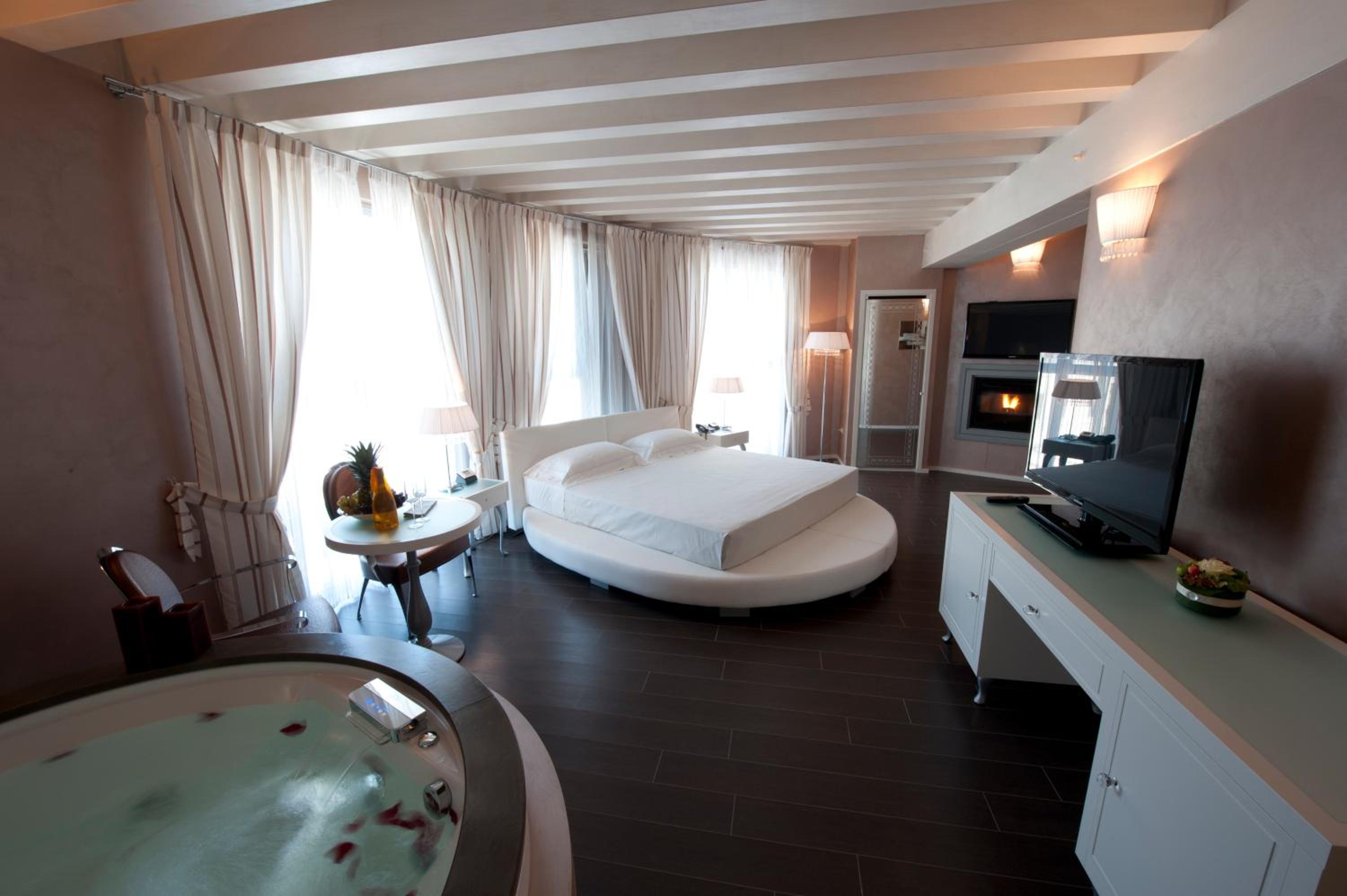 Corner Suite photo 3