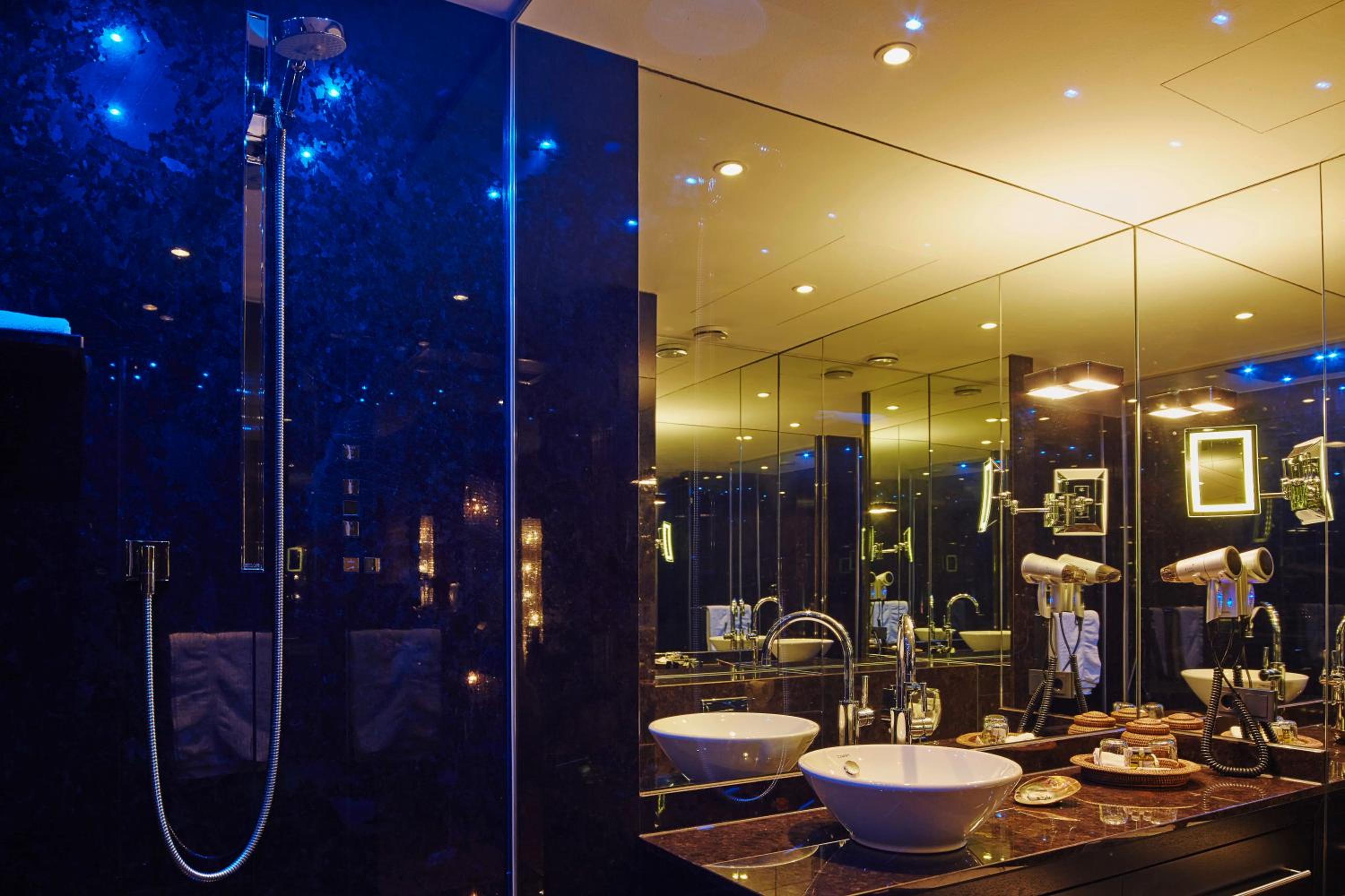 Superior Apartment thumbnail 5