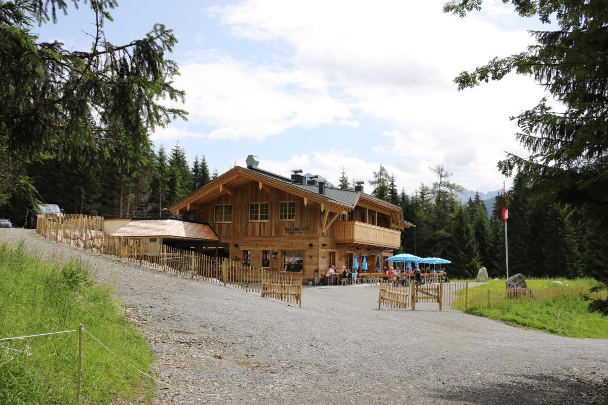Superior One-Bedroom Apartment with Balcony and Mountain View photo 2