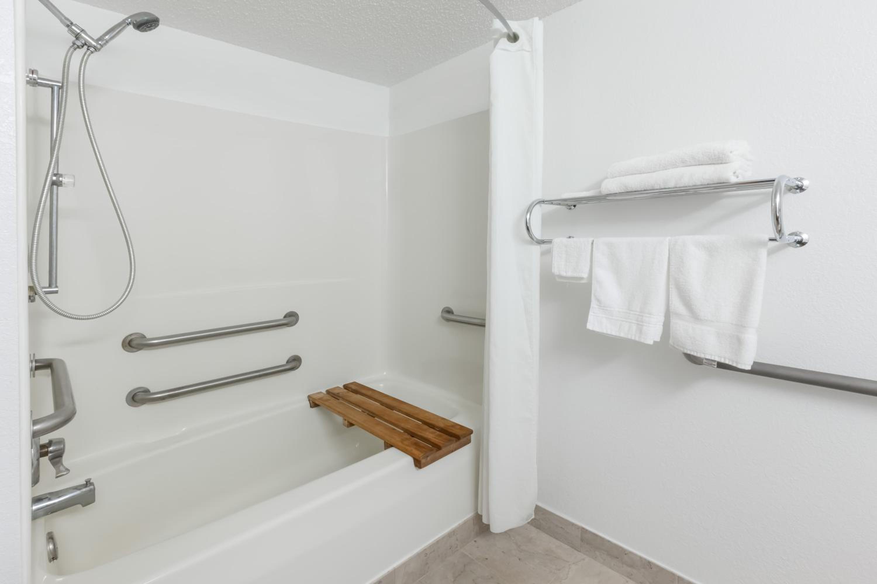 Queen Room with Two Queen Beds - Mobility Access/Non-Smoking - Photo 2
