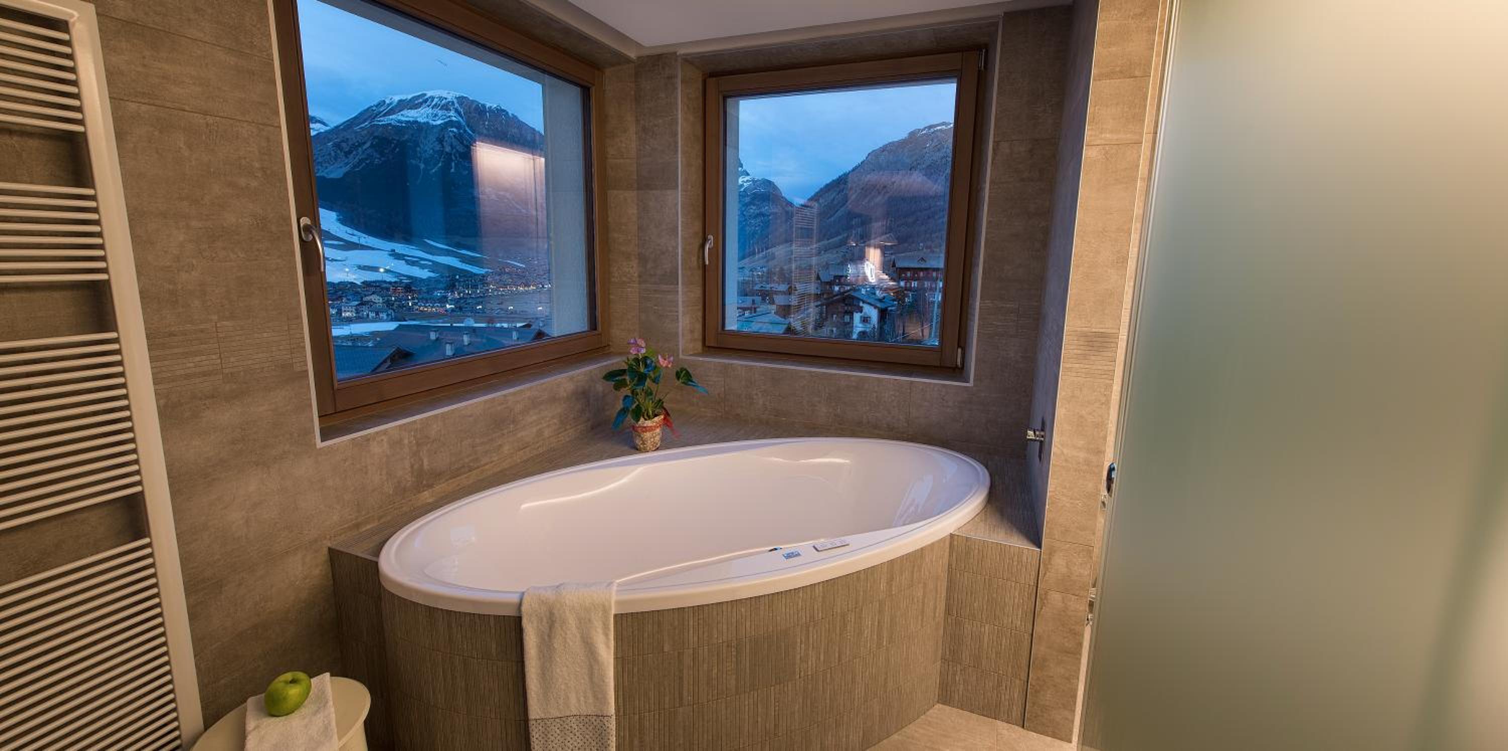 Suite with Hot Tub - Photo 7