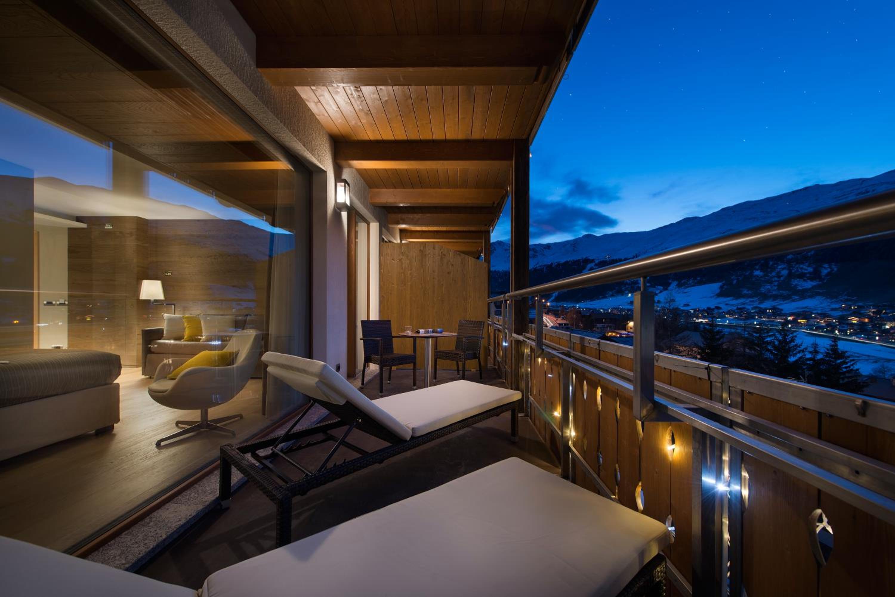 Suite with Hot Tub - Photo 3