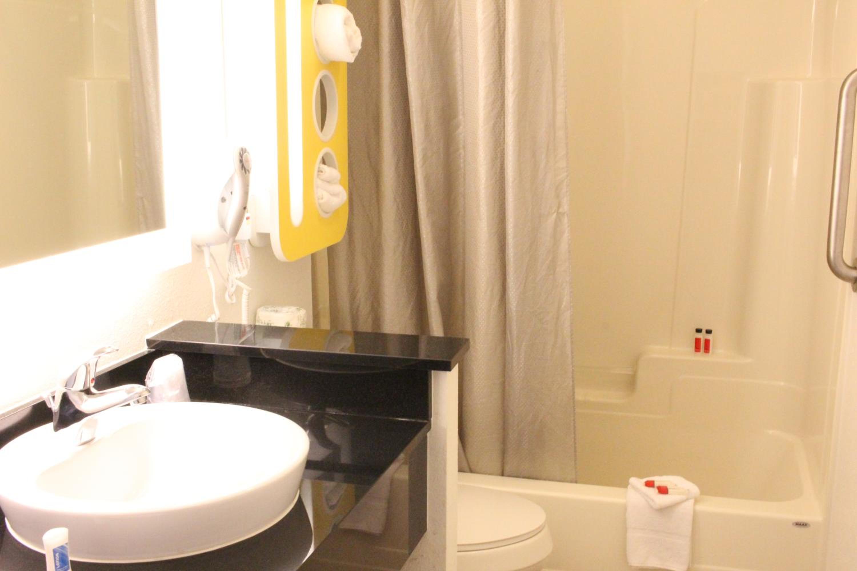 Queen Room - Non-Smoking - Photo 4
