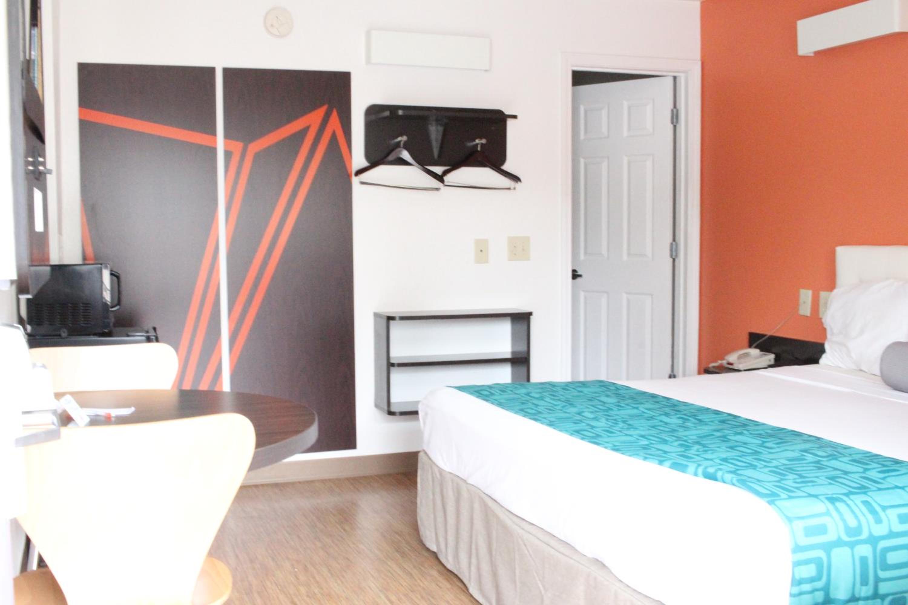 King Room - Non-Smoking - Photo 4