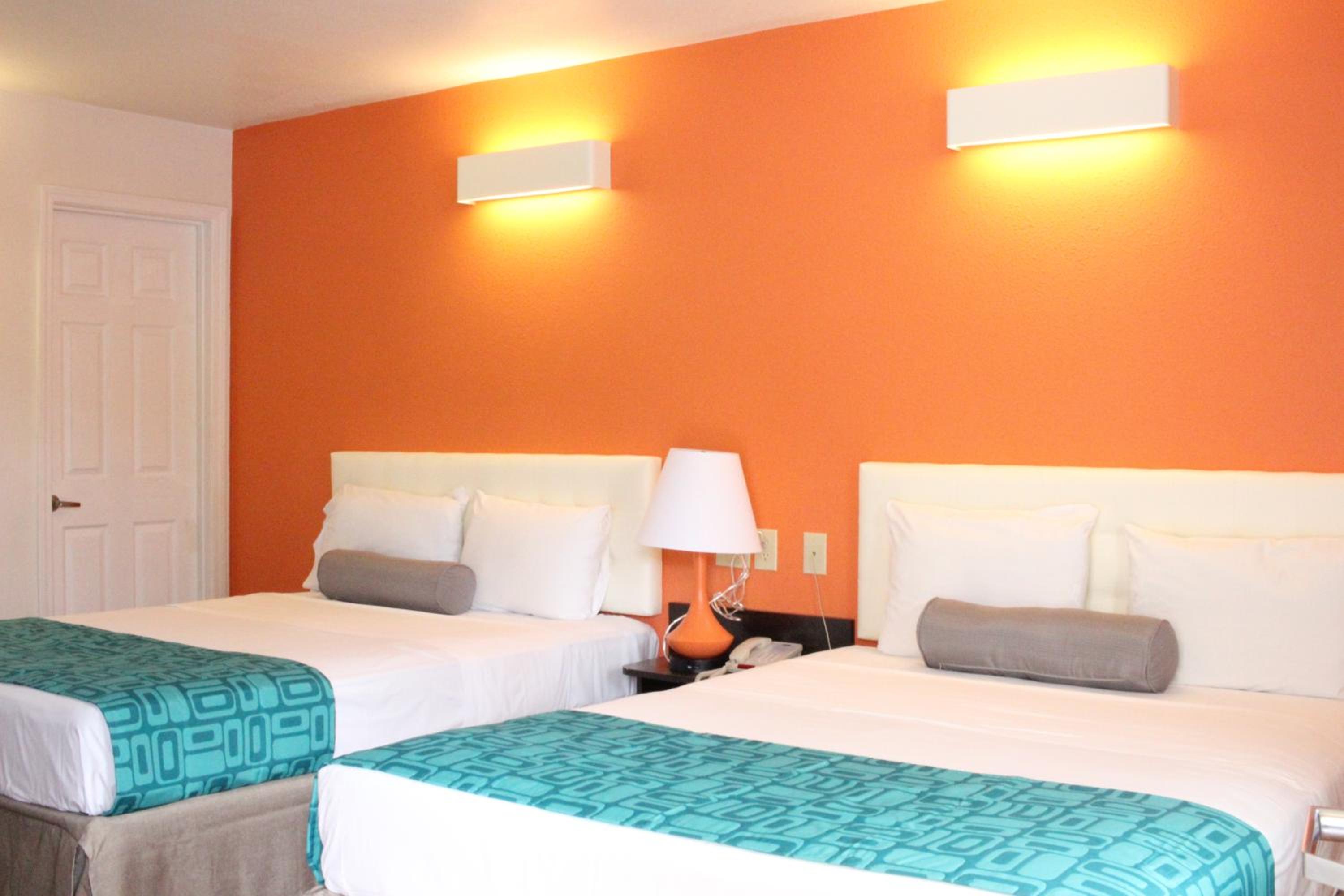 Queen Room with Two Queen Beds - Non-Smoking - Photo 1