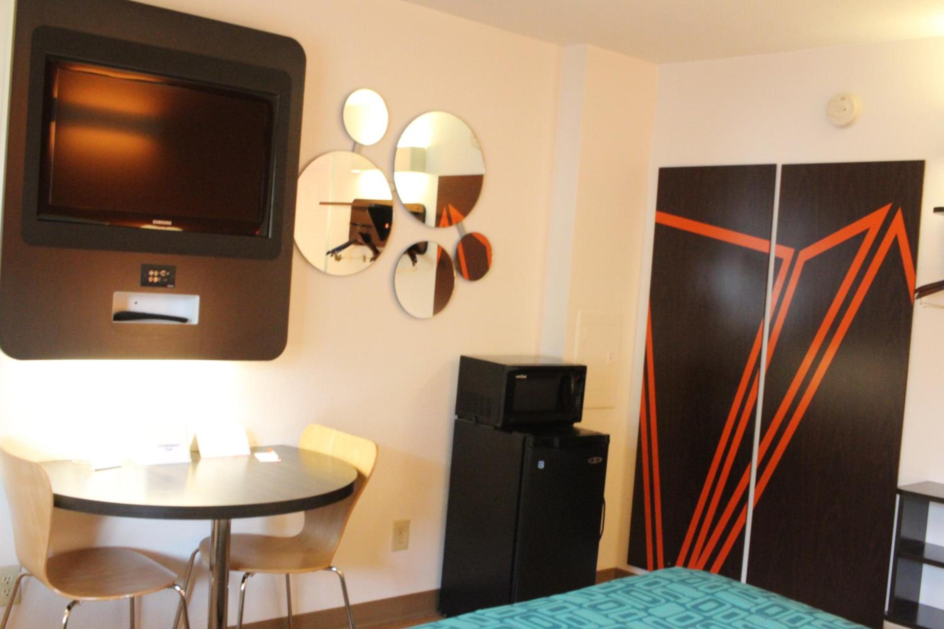 Queen Room - Non-Smoking - Photo 2