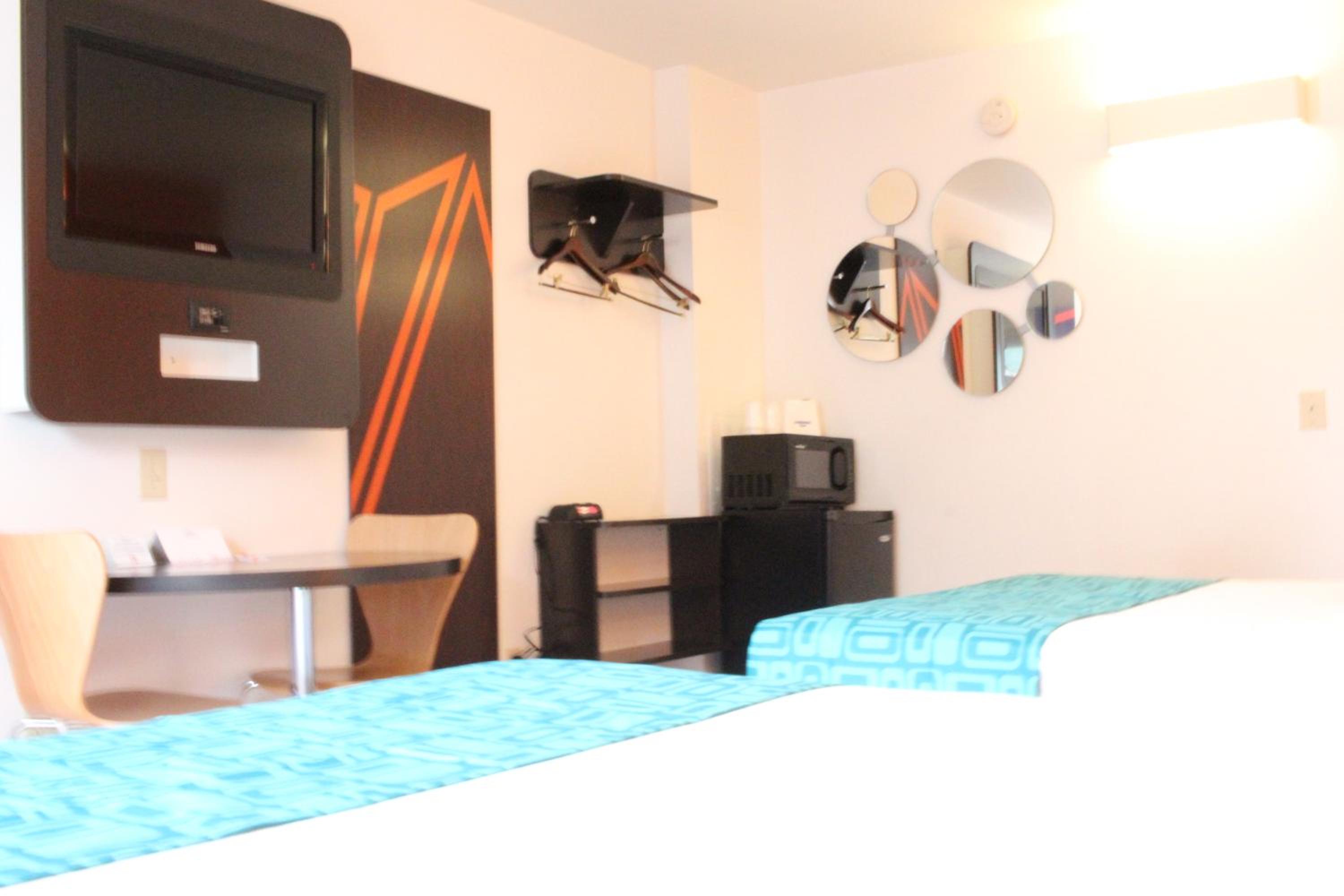 Queen Room with Two Queen Beds - Non-Smoking - Photo 4
