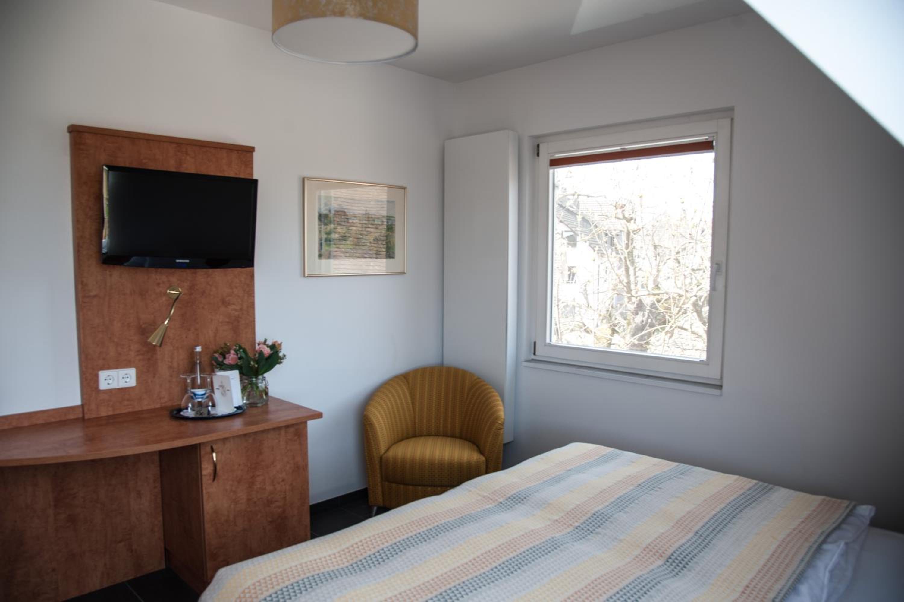 Double Room with Lake View - Photo 9