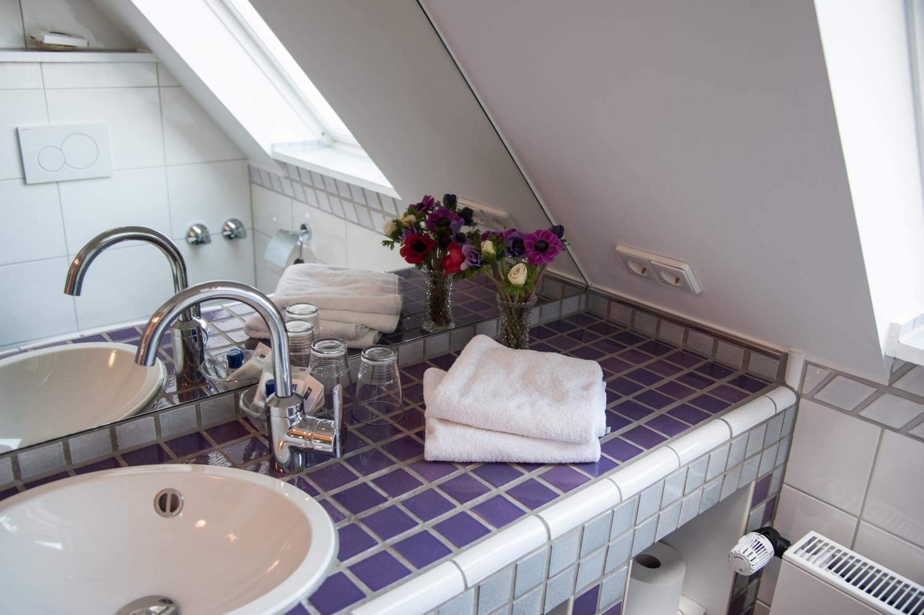 Double Room with Lake View - Photo 7