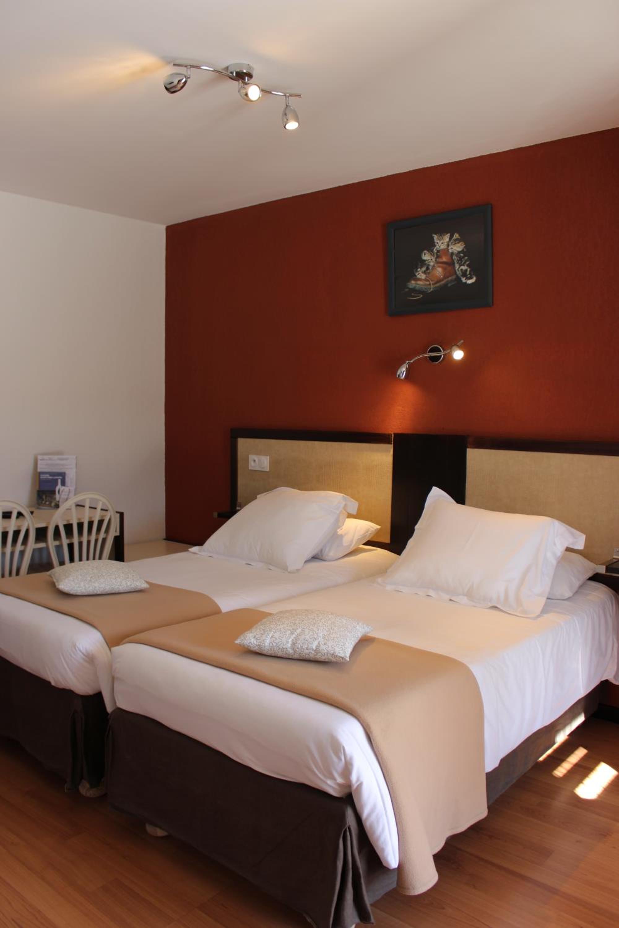 Twin Room - Disability Access - Photo 4