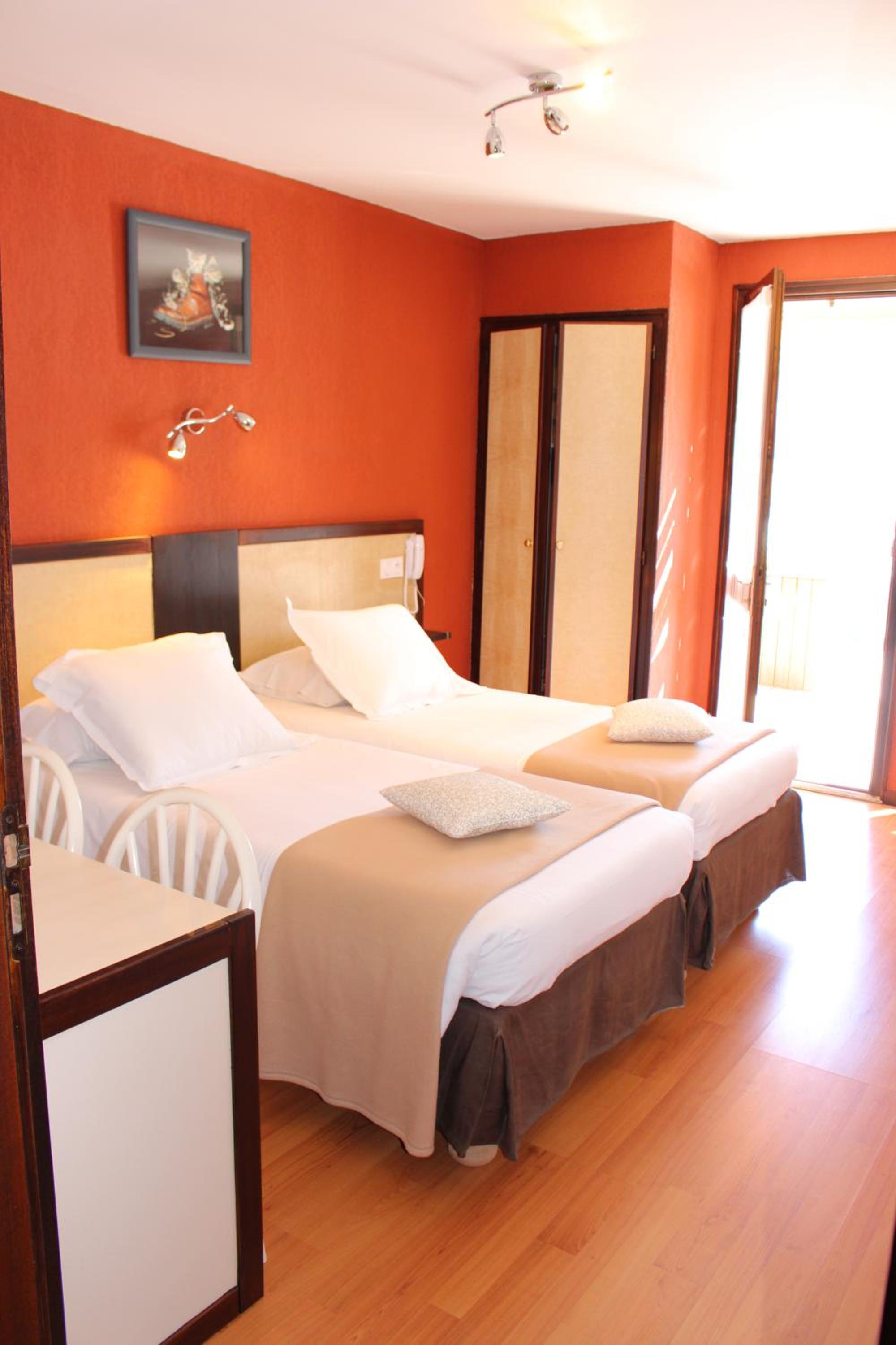 Twin Room - Disability Access - Photo 5