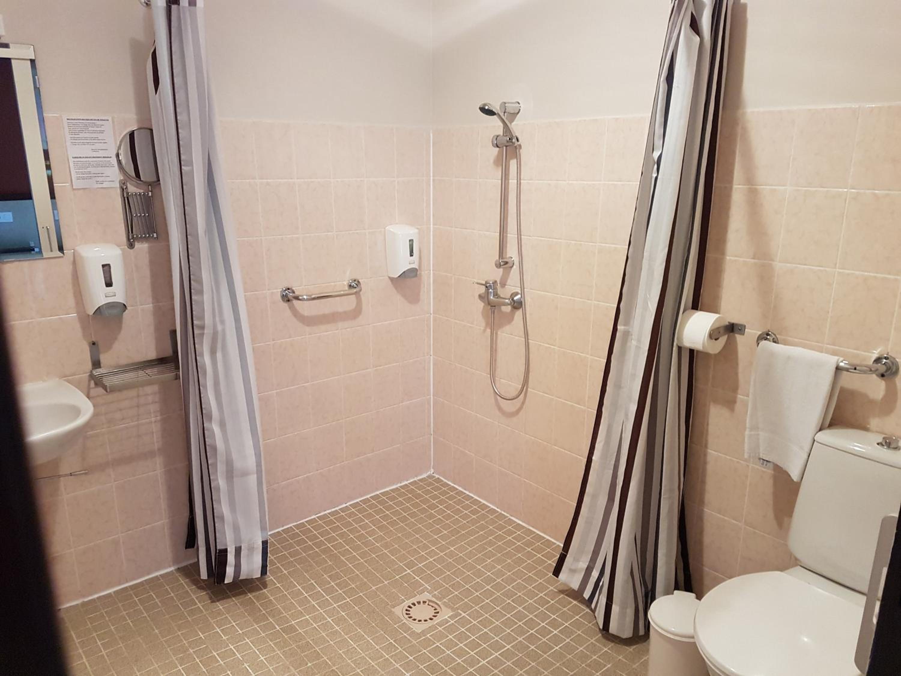Twin Room - Disability Access - Photo 2