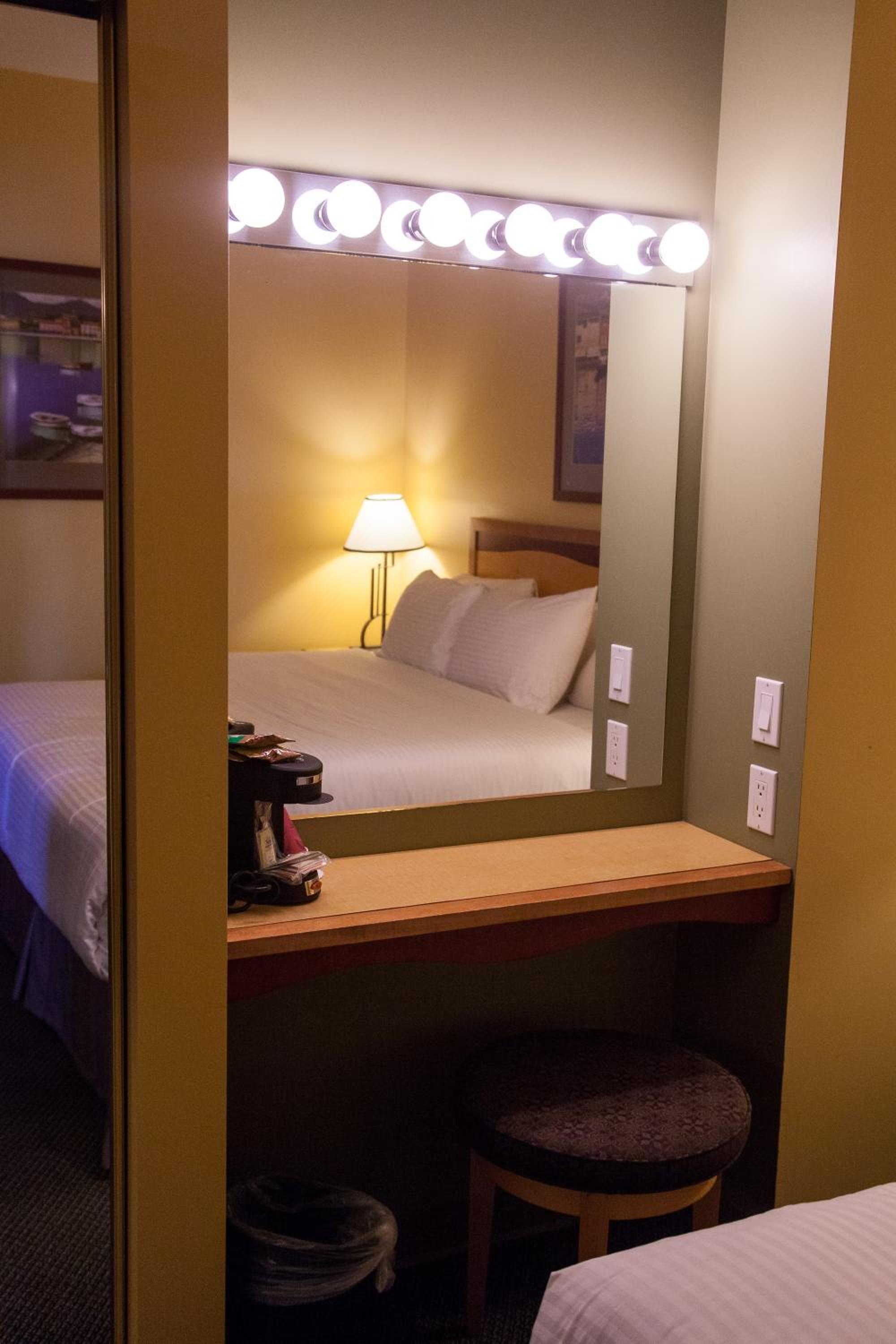 One-Bedroom King Suite - Non-Smoking - Photo 6