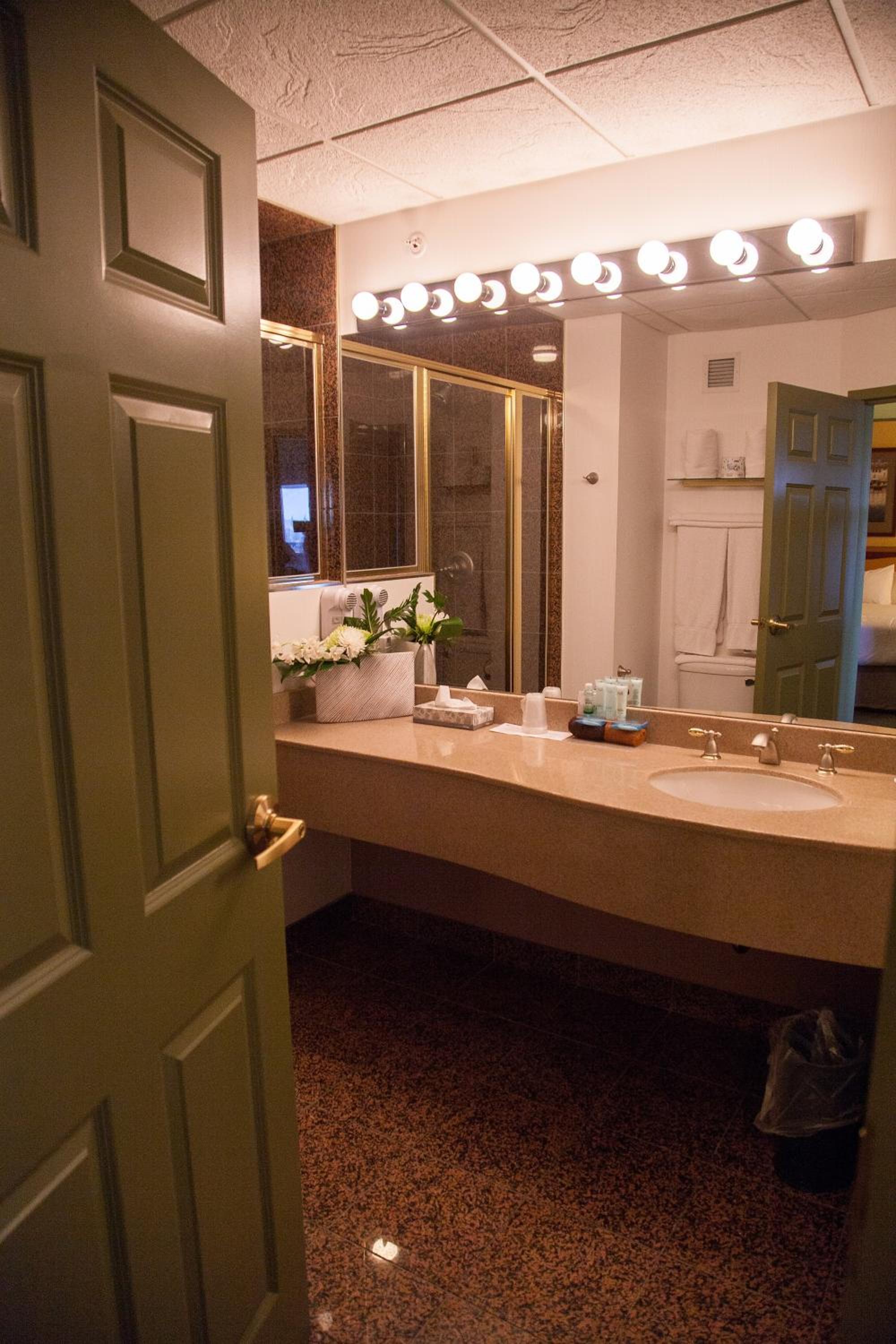 One-Bedroom King Suite - Non-Smoking - Photo 2